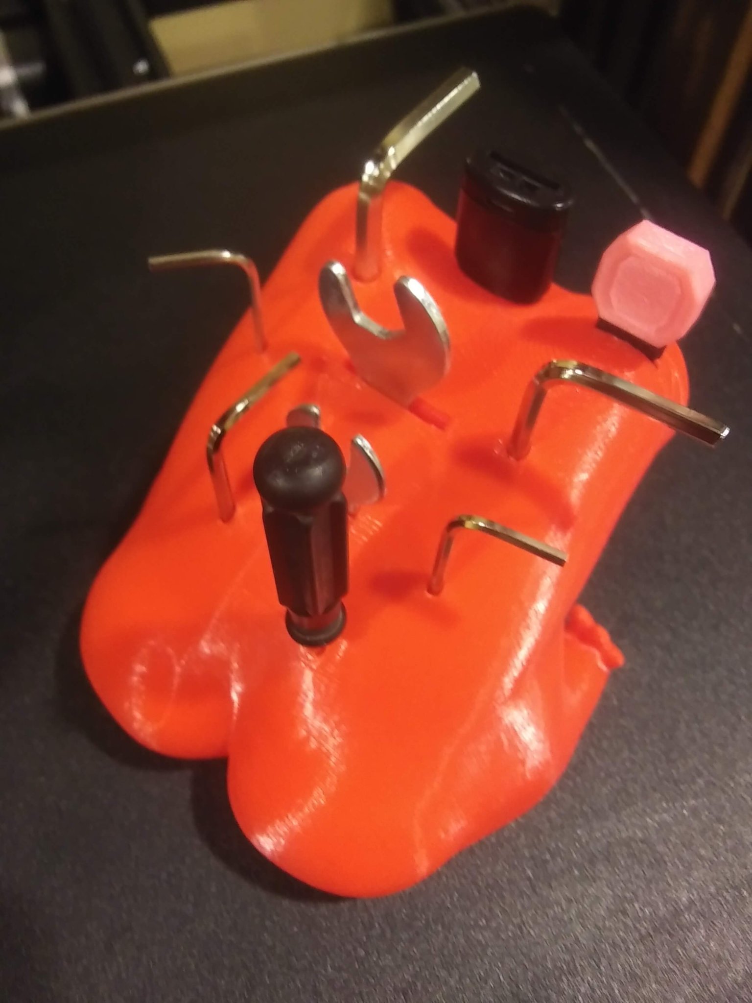 Giá đỡ công cụ Fred The Frog với thiết kế tiện lợi