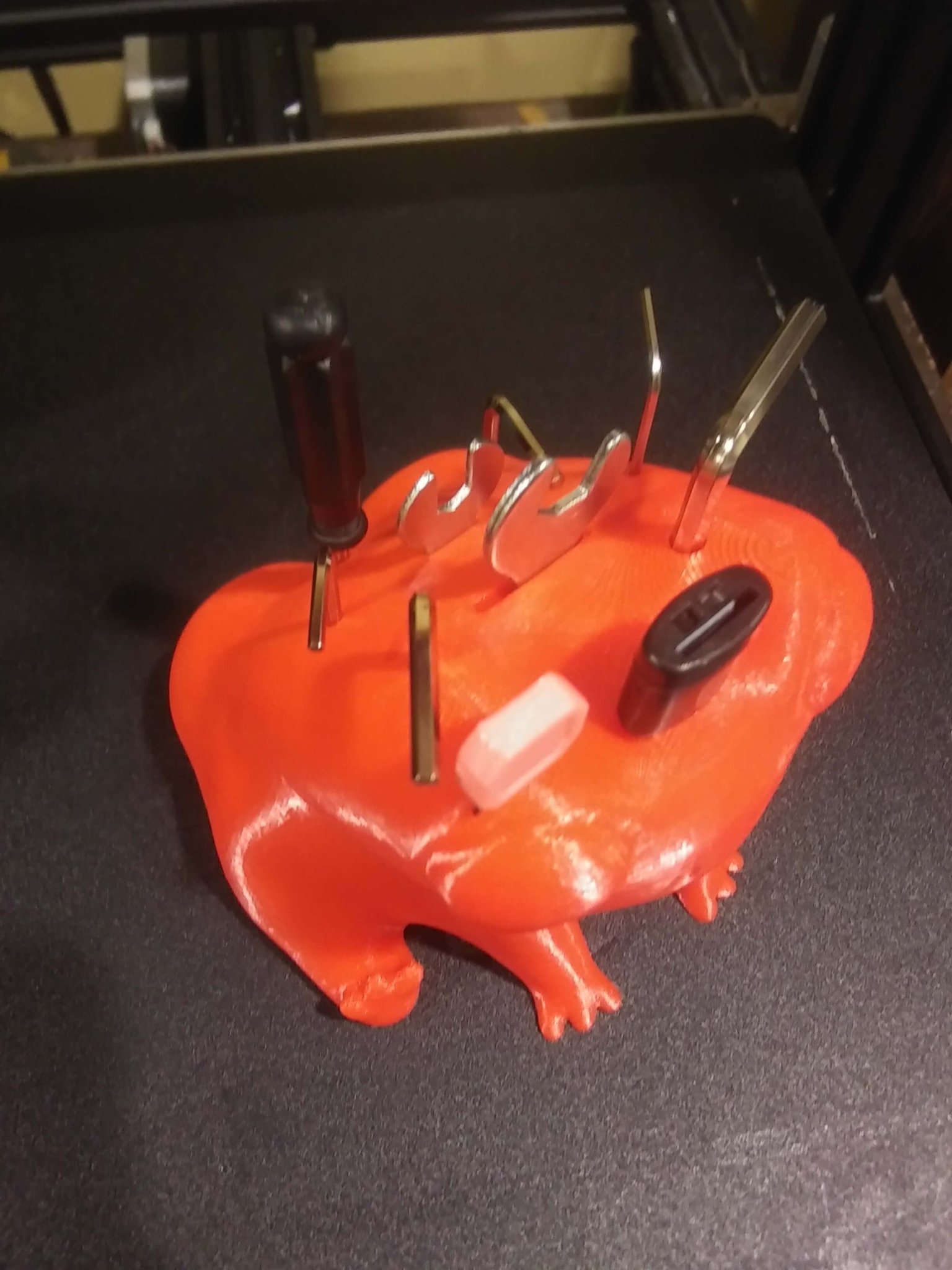 Giá đỡ công cụ Fred The Frog với thiết kế tiện lợi