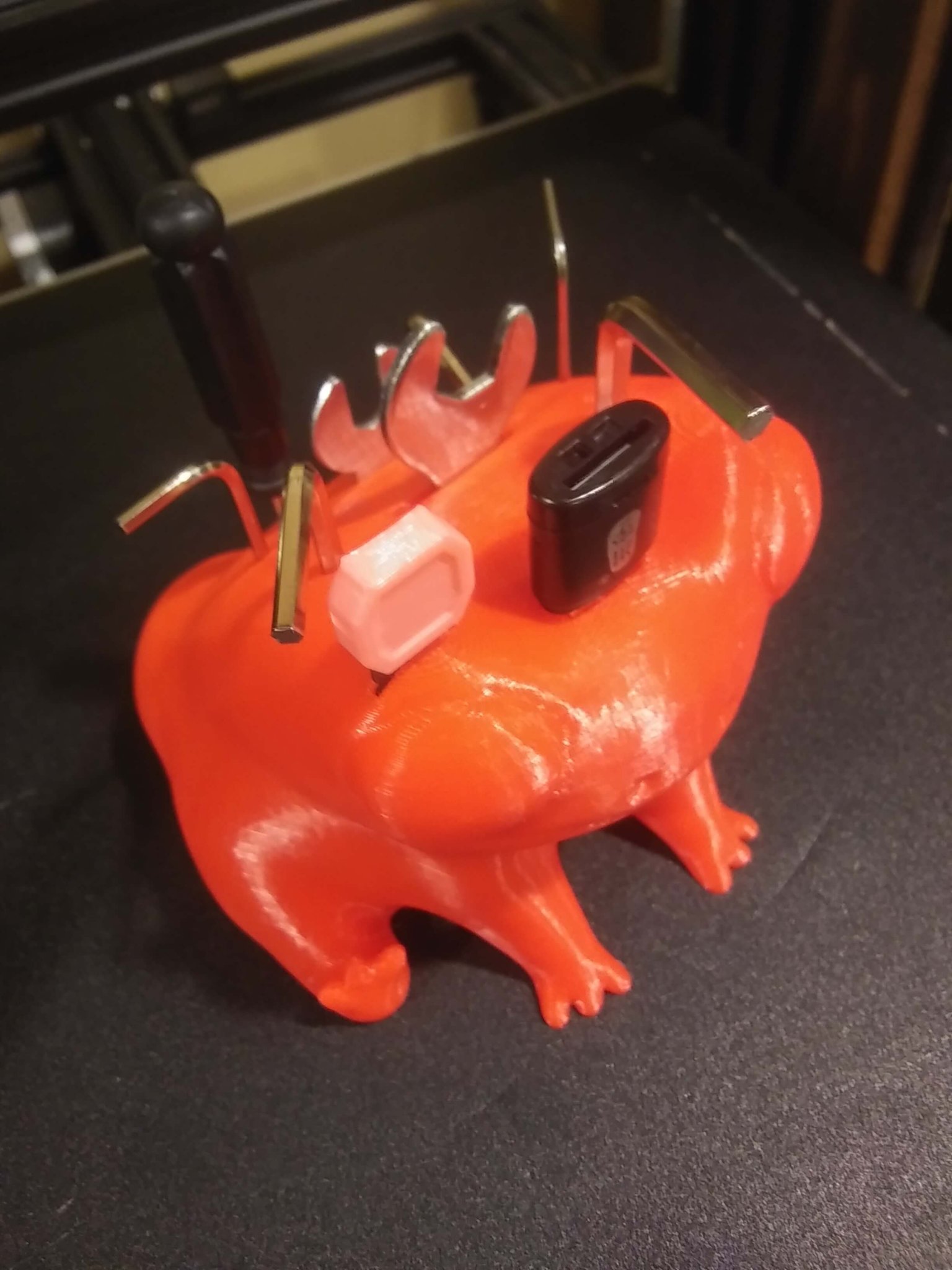 Giá đỡ công cụ Fred The Frog với thiết kế tiện lợi