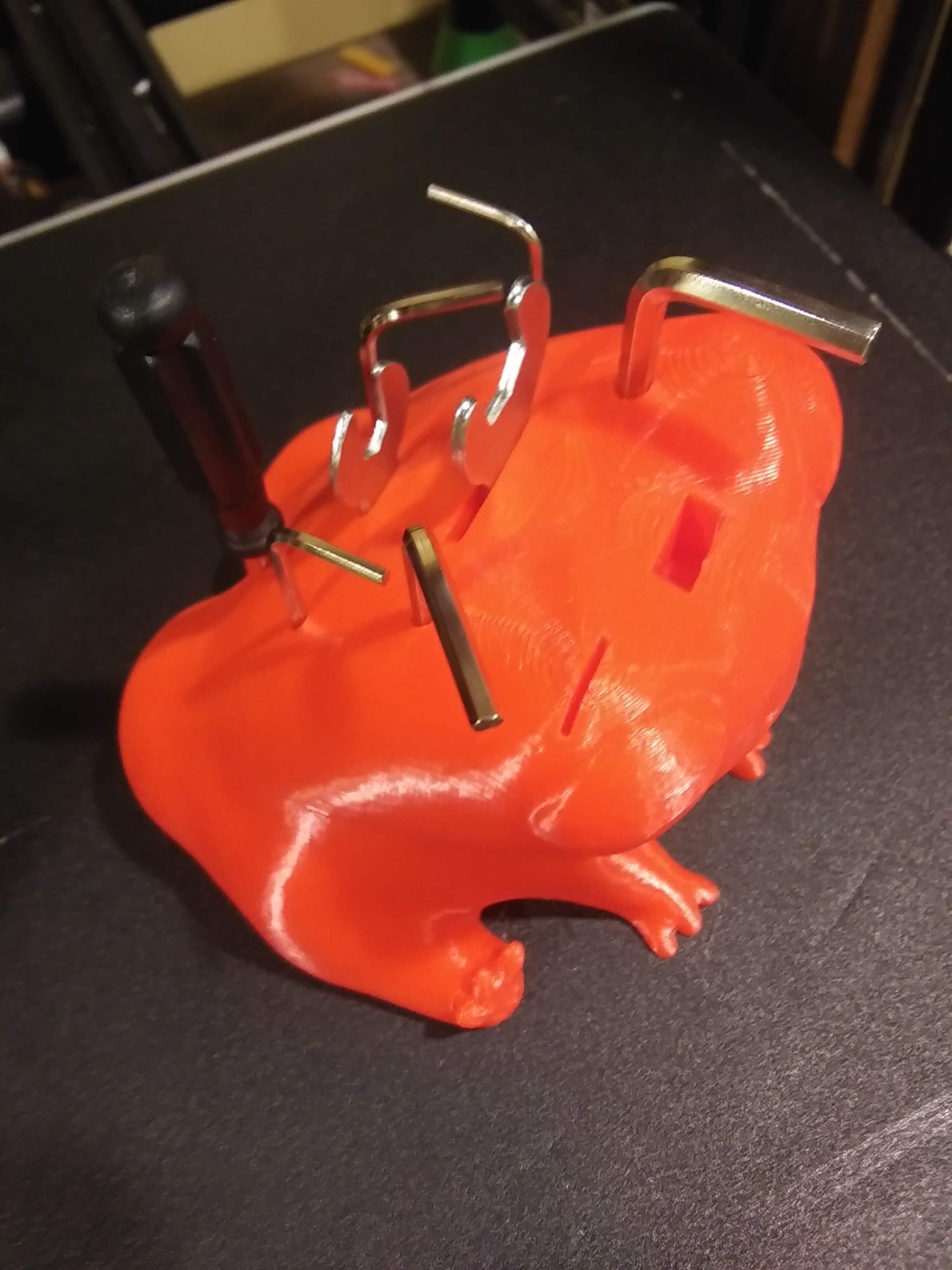 Giá đỡ công cụ Fred The Frog với thiết kế tiện lợi