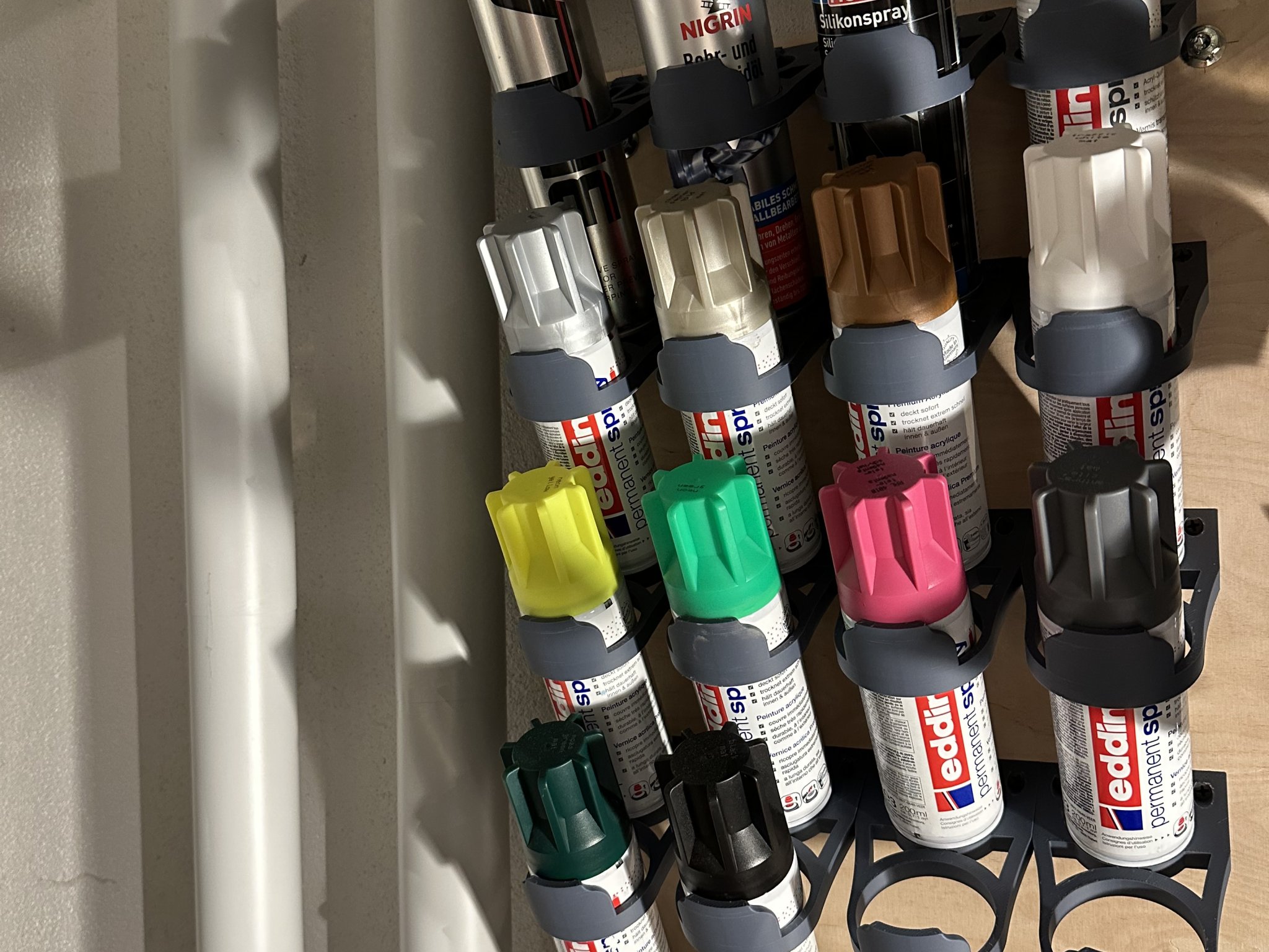 Hệ thống giá đỡ bình xịt tiết kiệm không gian gắn tường