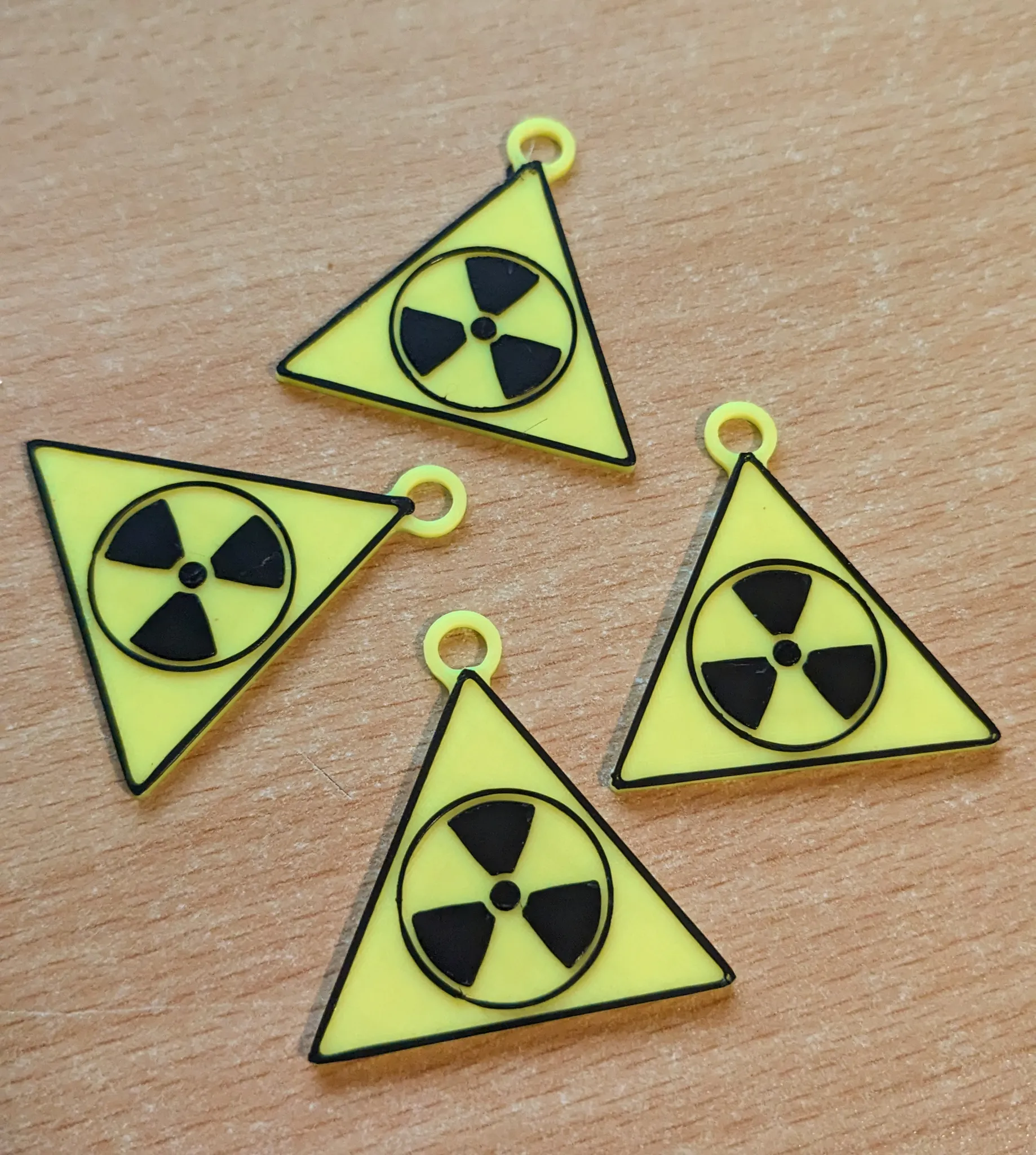 Móc chìa khóa biểu tượng bức xạ nhiều màu sắc