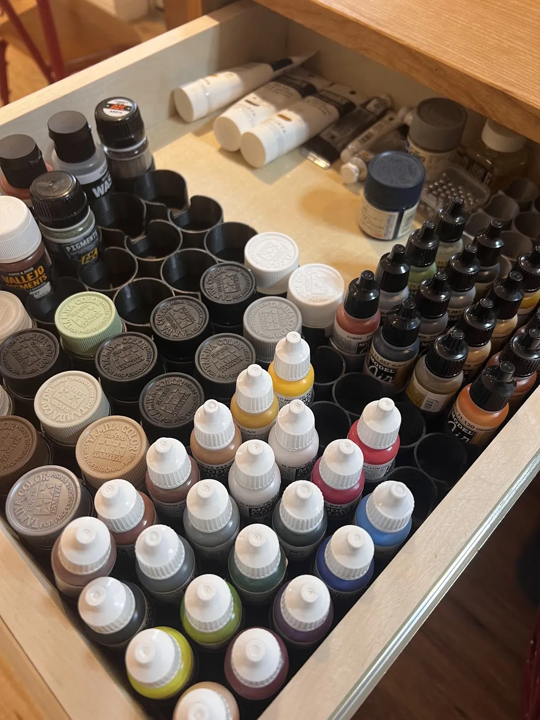 Giá đỡ chai sơn mini và chai lớn trong ngăn kéo