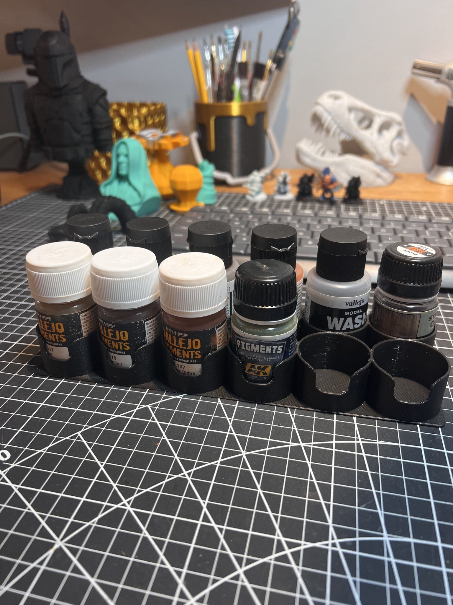 Giá đỡ chai sơn mini và chai lớn trong ngăn kéo