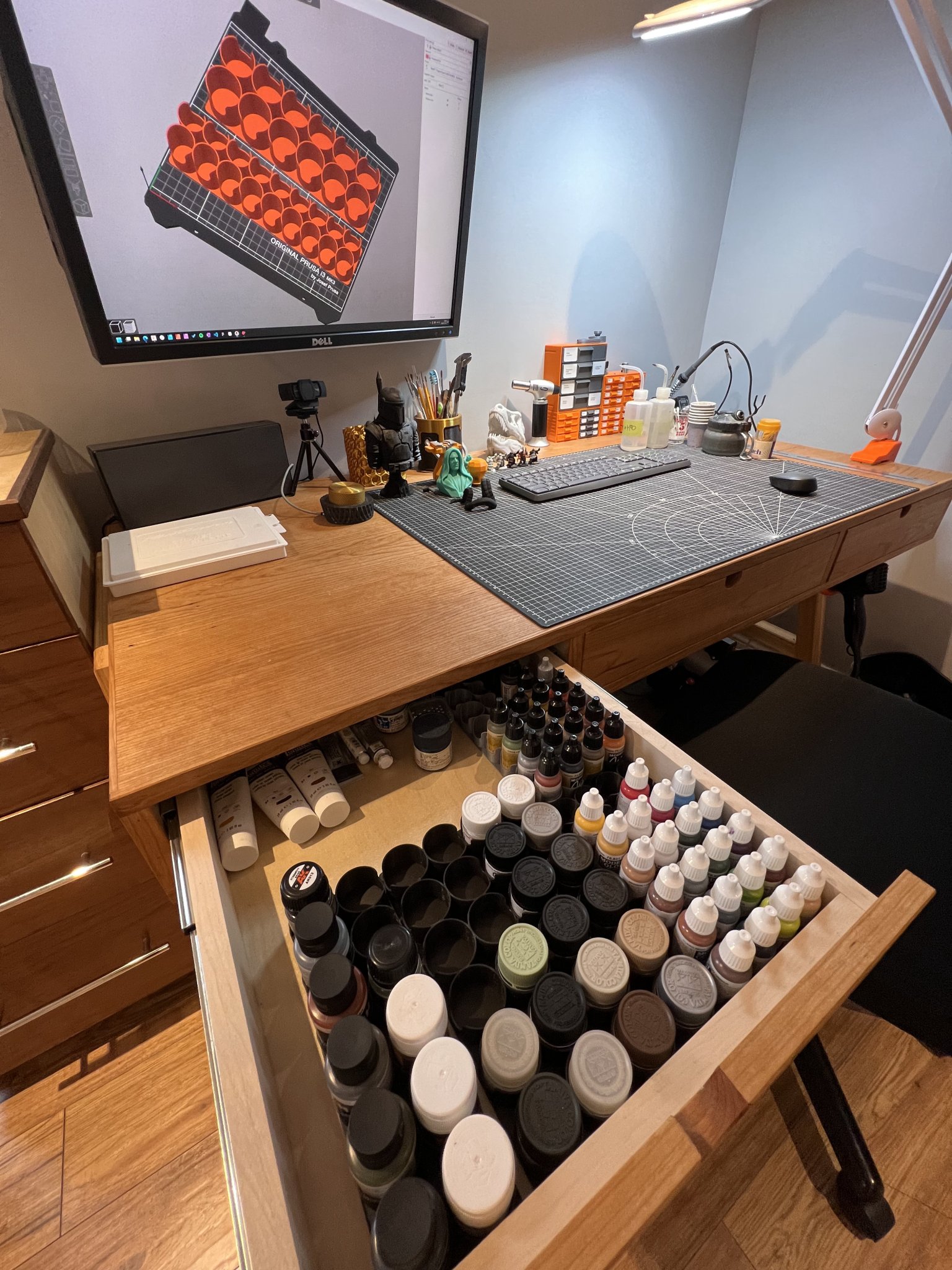 Giá đỡ chai sơn mini và chai lớn trong ngăn kéo