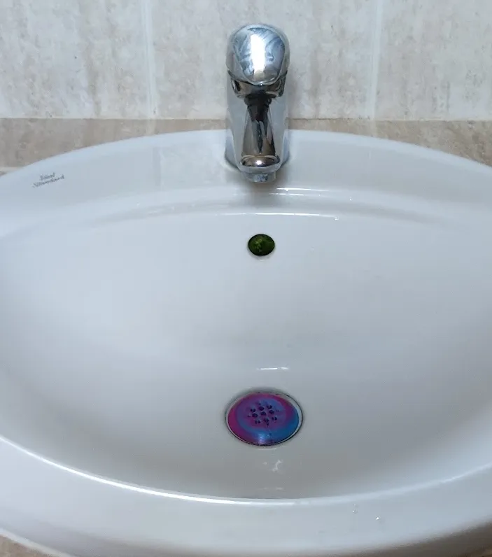 Bồn rửa tay với thiết kế ngăn chặn rơi đồ vật