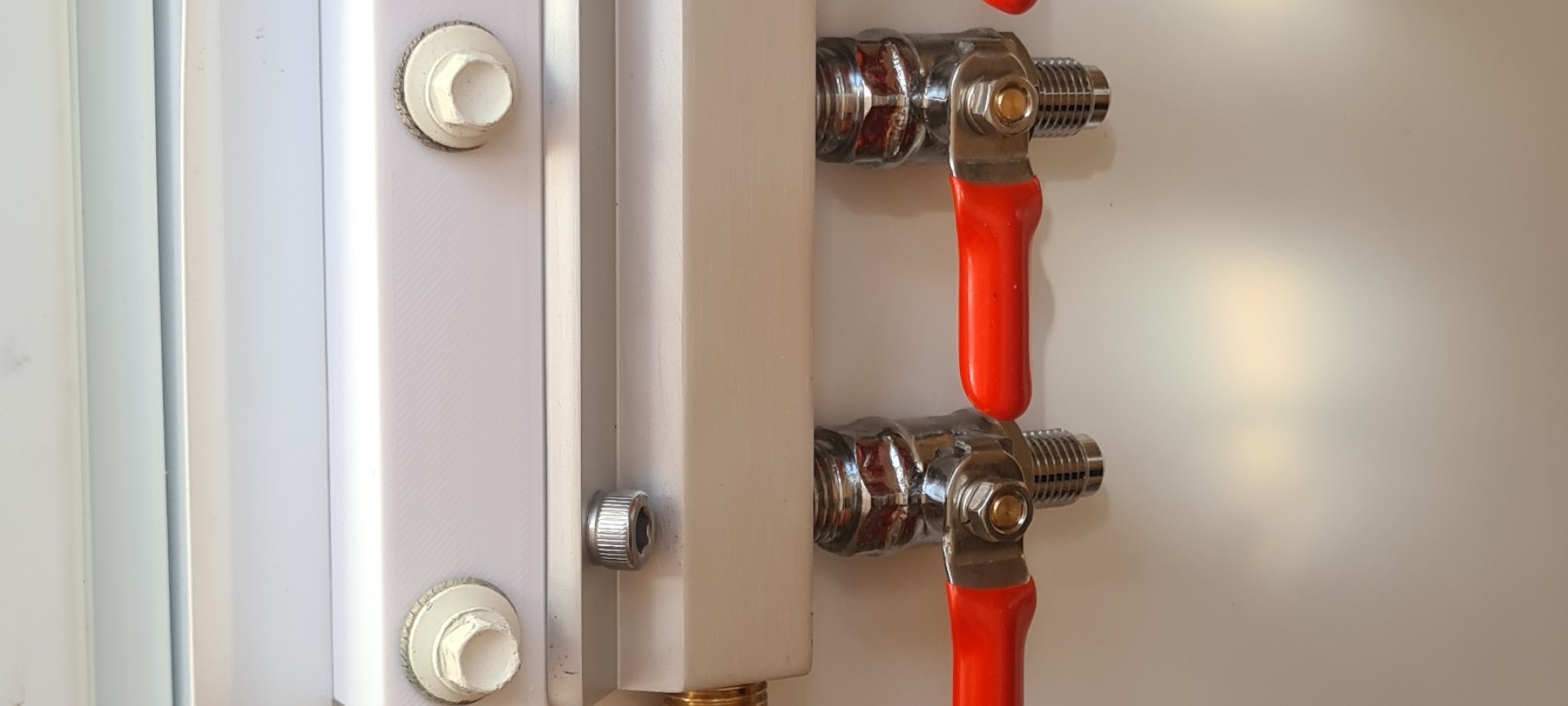 Giá đỡ cho bộ chia CO2 4 cổng gắn tường