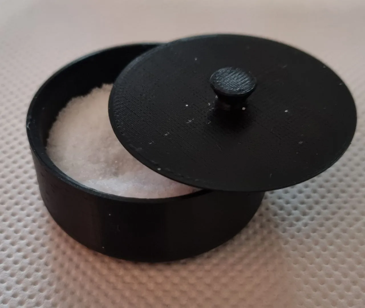 Chén nhỏ có nắp dùng để đựng muối