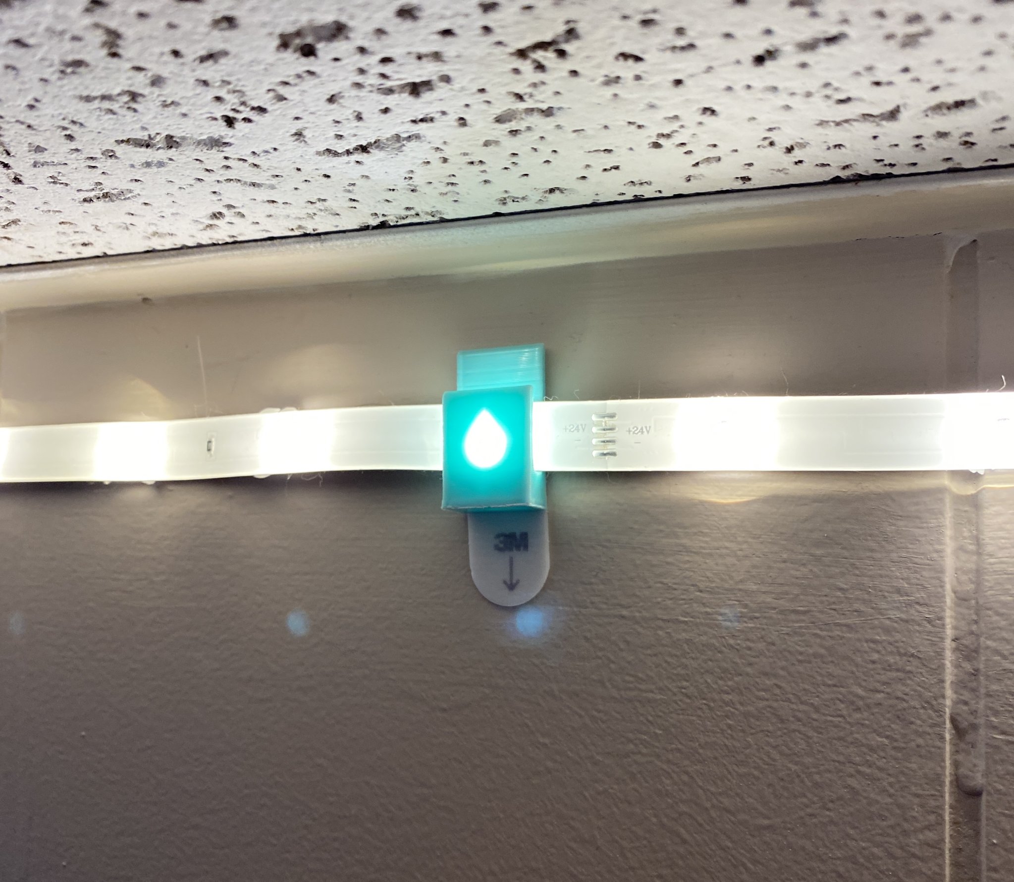 Móc treo dải đèn LED bằng băng keo dán Command