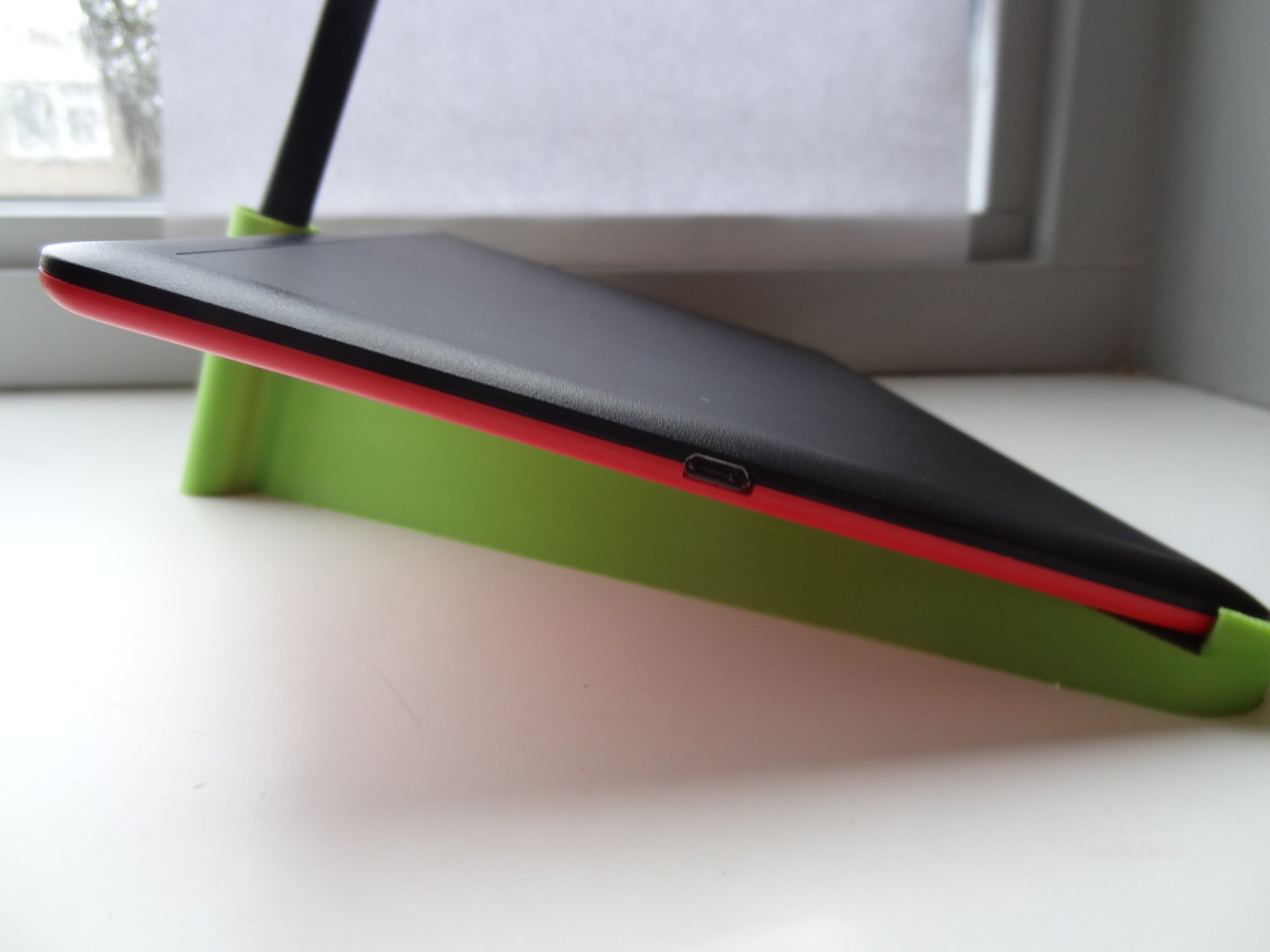 Giá đỡ nghiêng cho bảng vẽ nhỏ One by Wacom