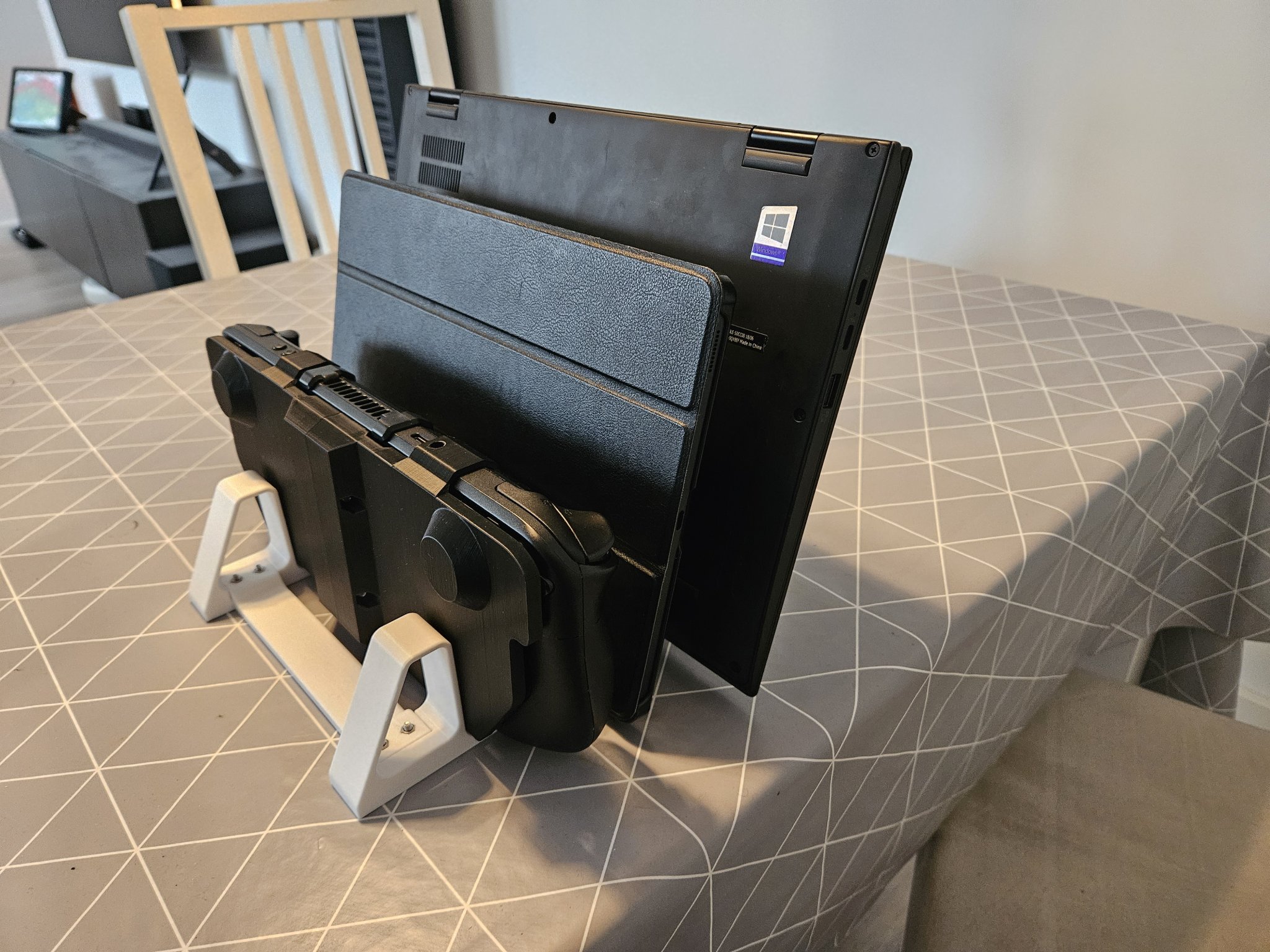 Giá đỡ đứng cho laptop và máy tính bảng với 3 khe cắm