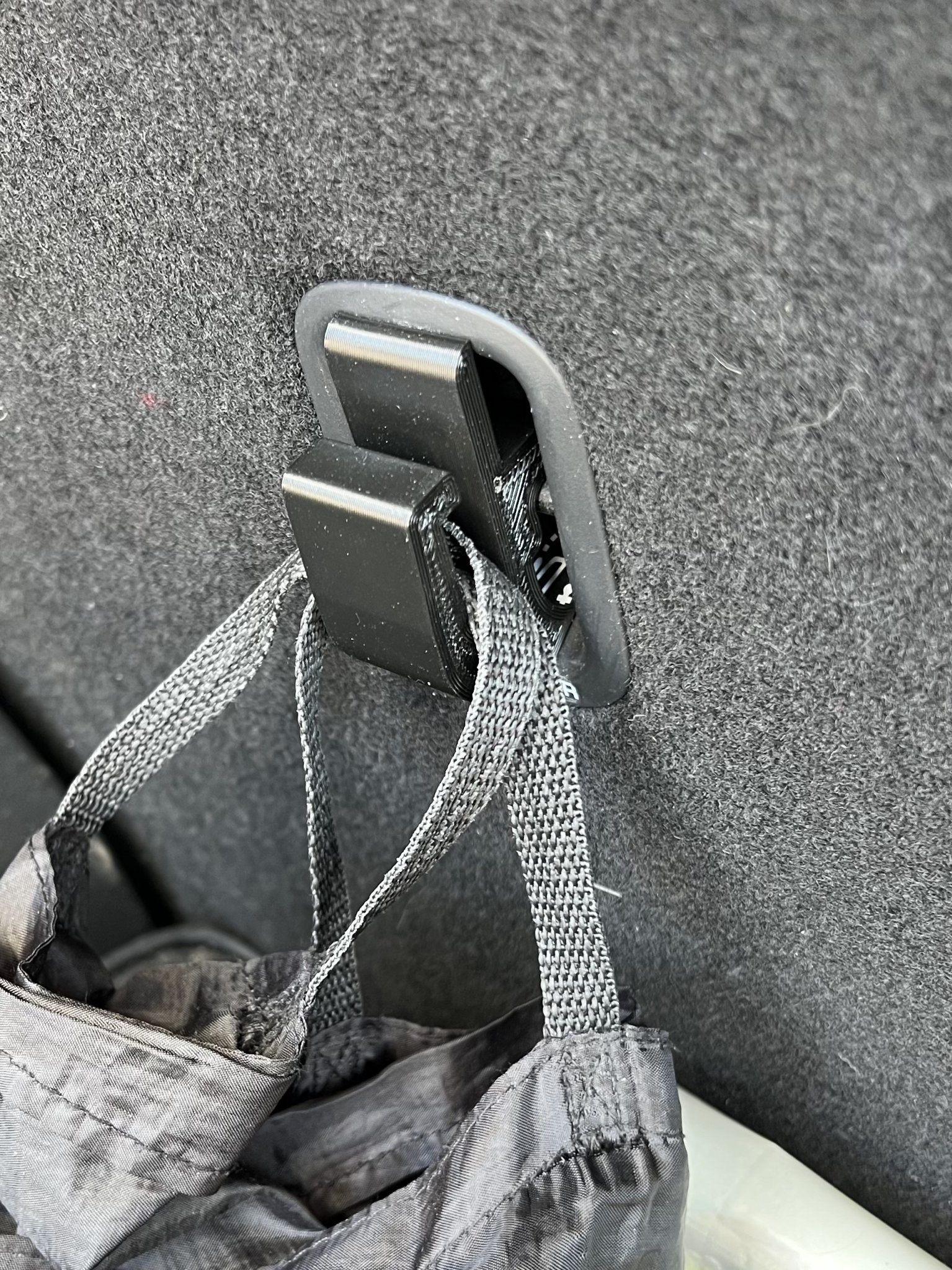 Móc Isofix cho túi mua sắm trong cốp xe