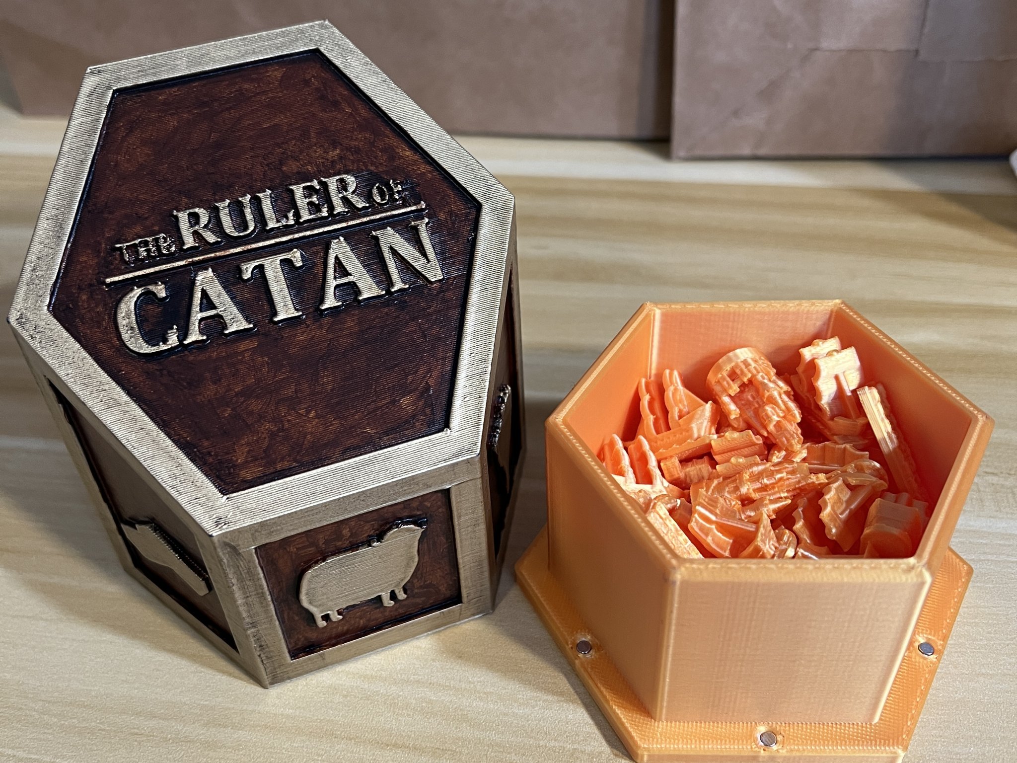 Bình chứa huy chương Catan với đáy nam châm