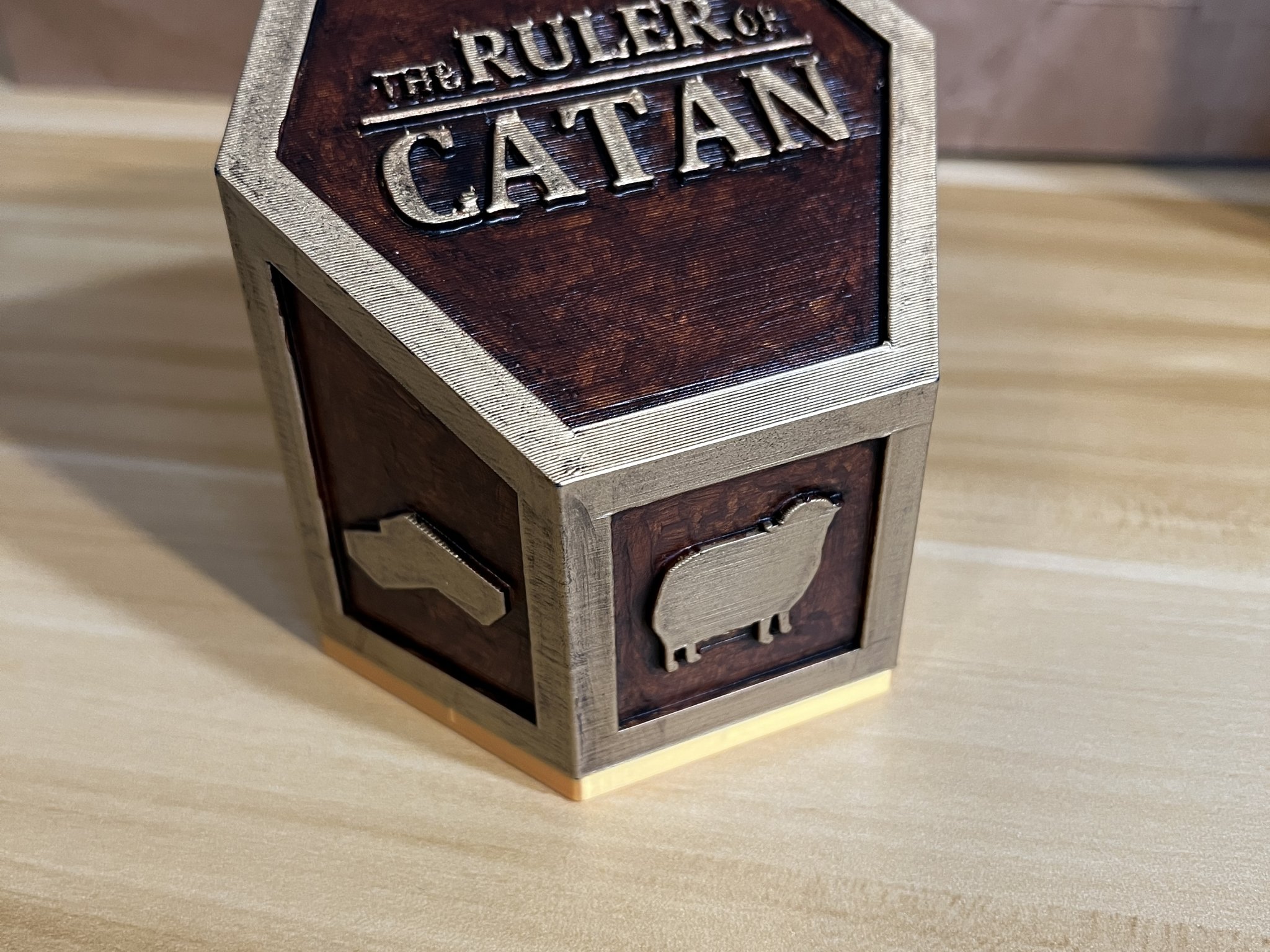 Bình chứa huy chương Catan với đáy nam châm
