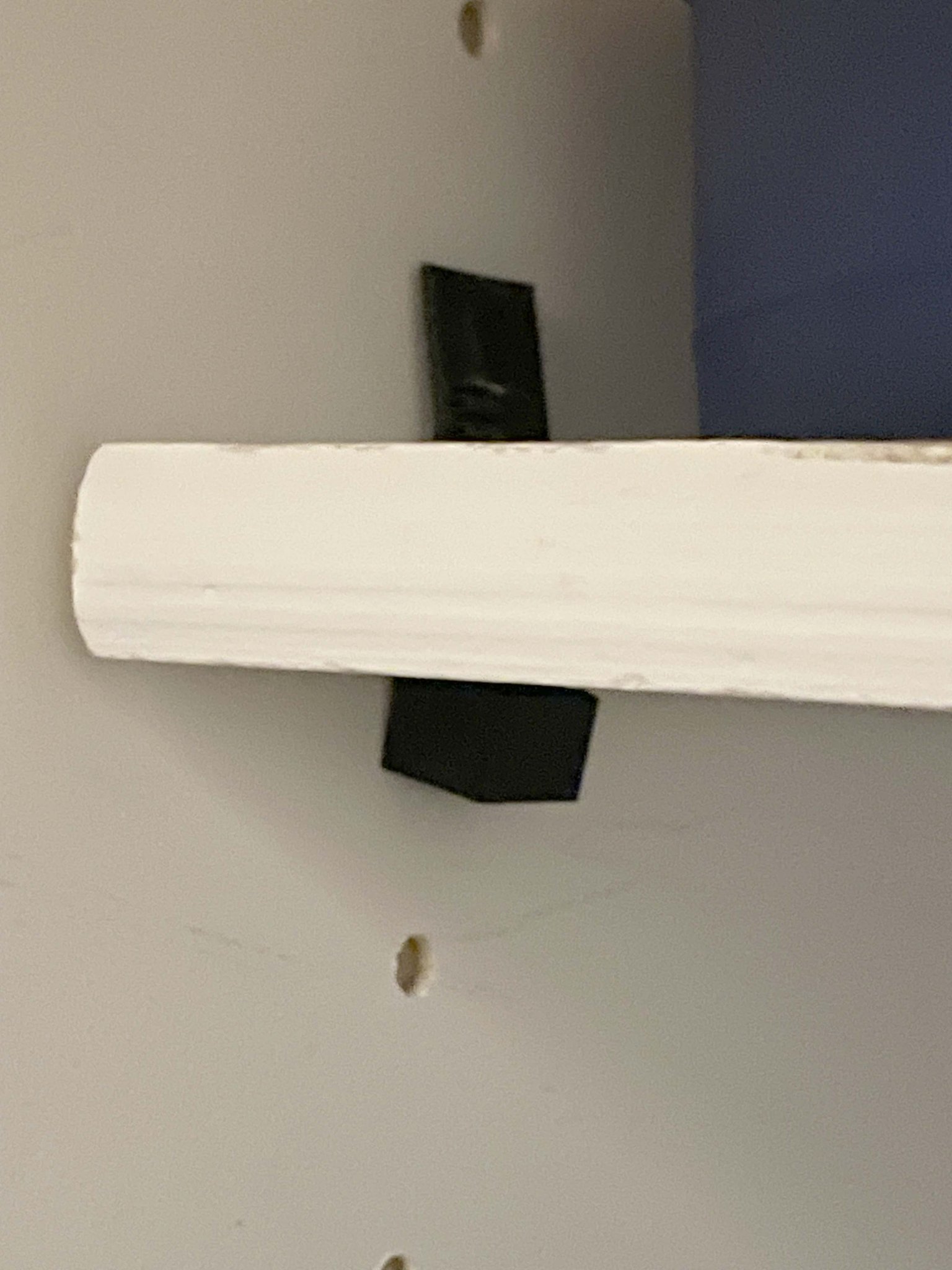 Kẹp giá đỡ kệ an toàn trong vận chuyển