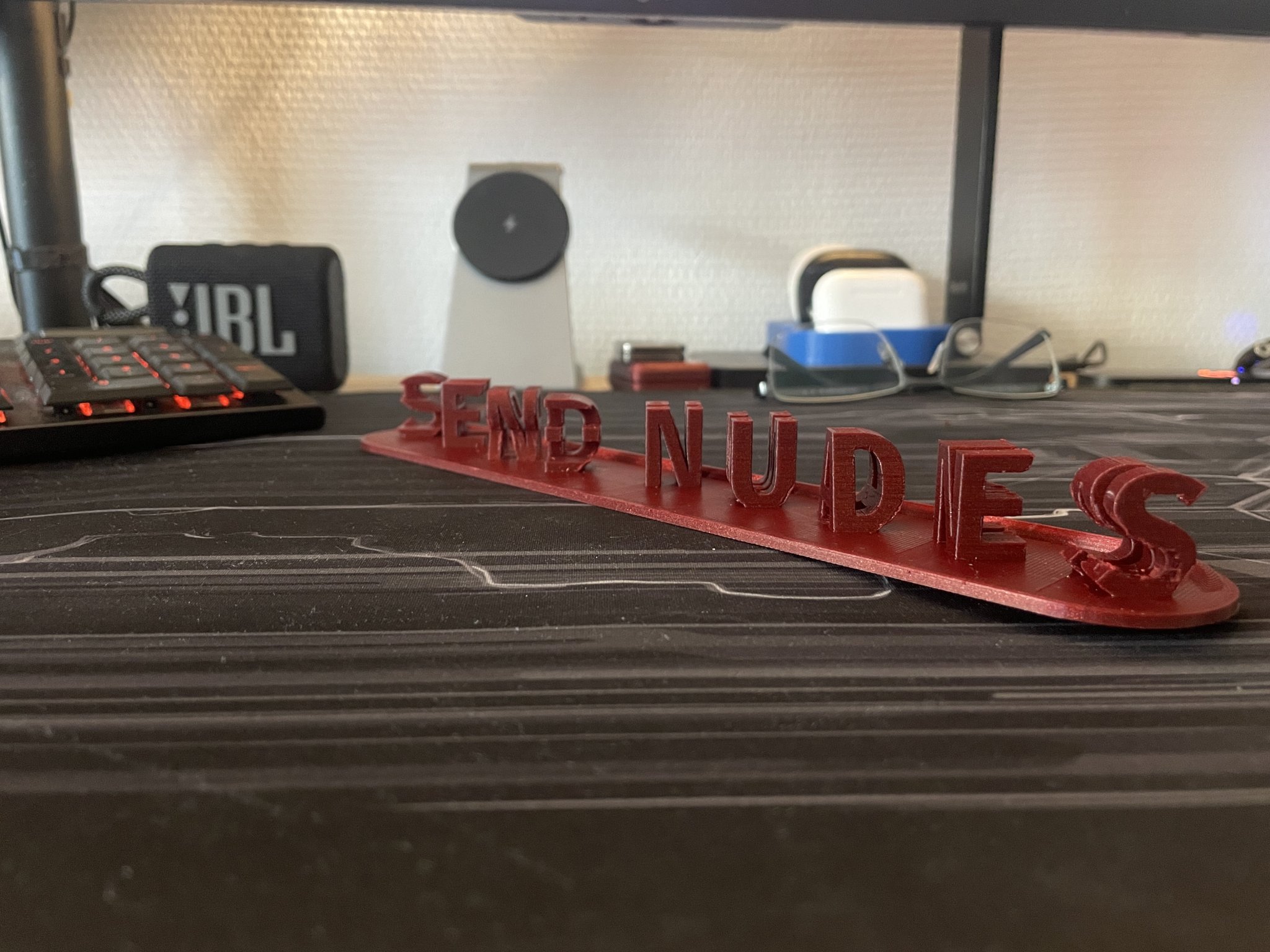 Mô hình hiển thị hài hước Ehrenmann gửi ảnh khỏa thân