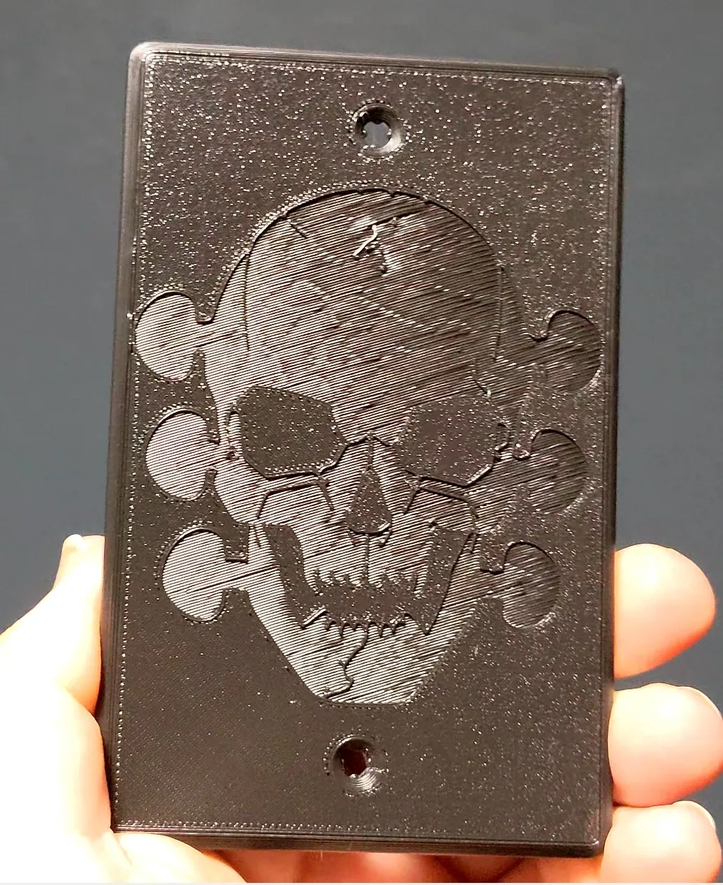 Nắp che ổ cắm hình đầu lâu phong cách guitar