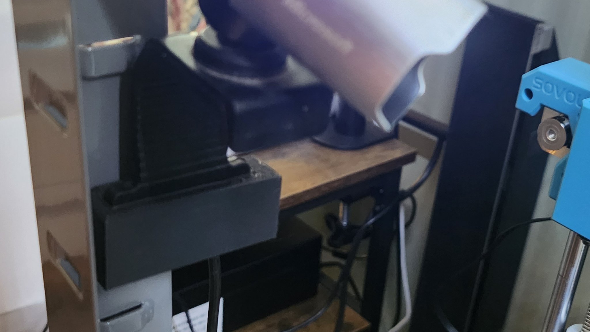 Giá đỡ kim loại cho camera Lifecam trên kệ