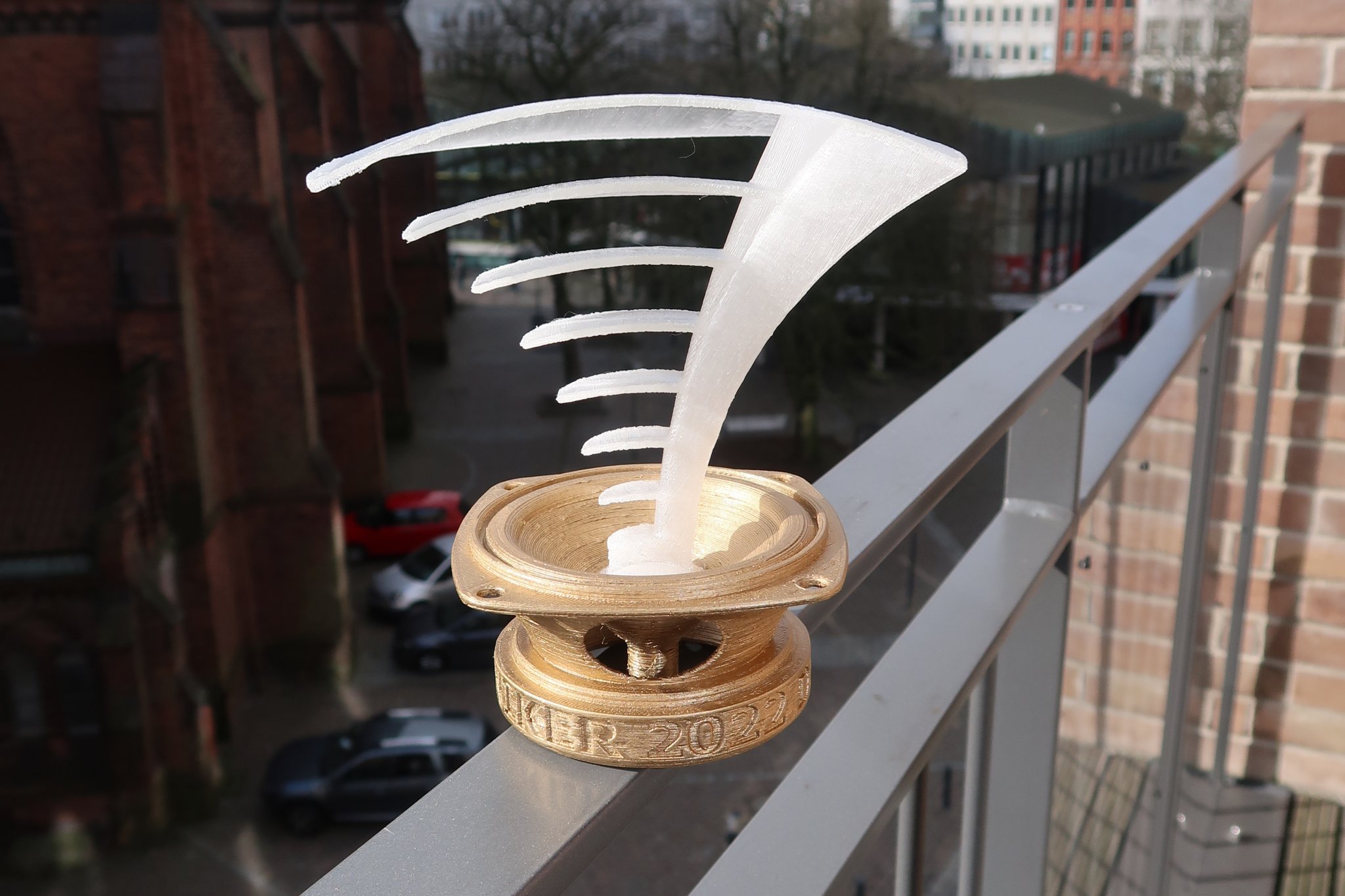 Cúp Tontechniker des Jahres với chân loa và sóng âm