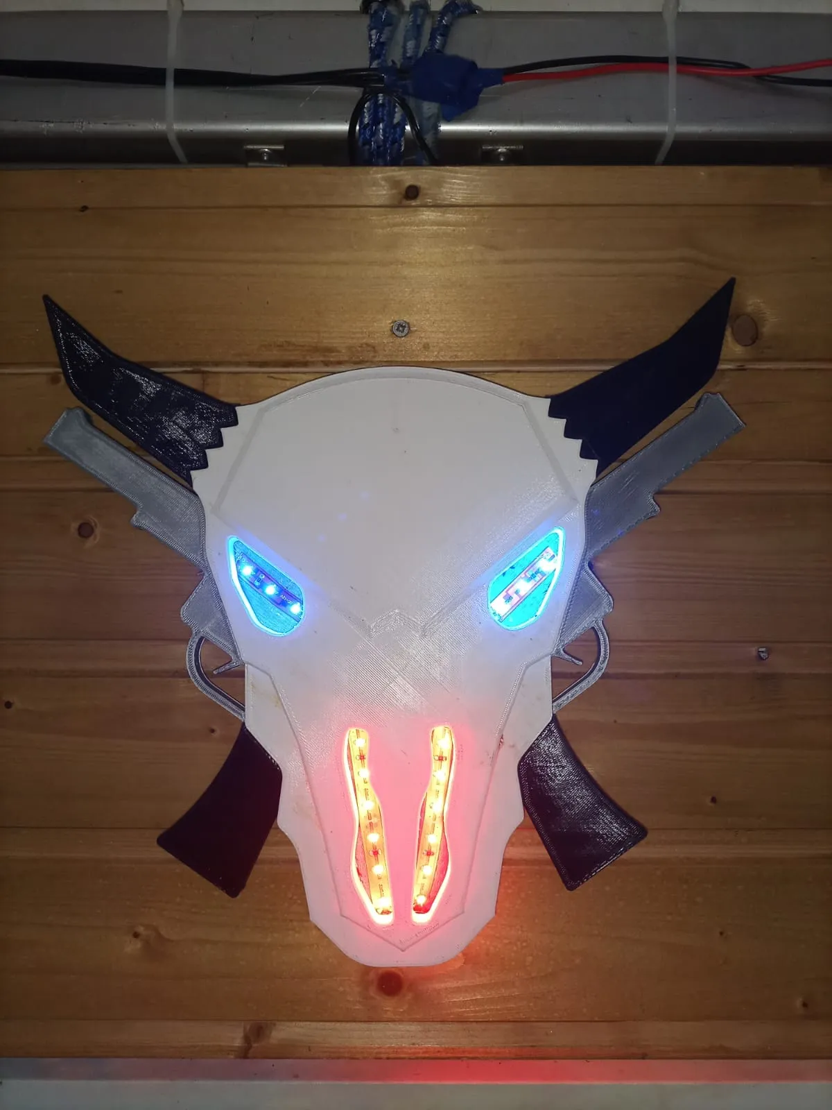 Trâu rừng sừng dài với ánh sáng nền LED