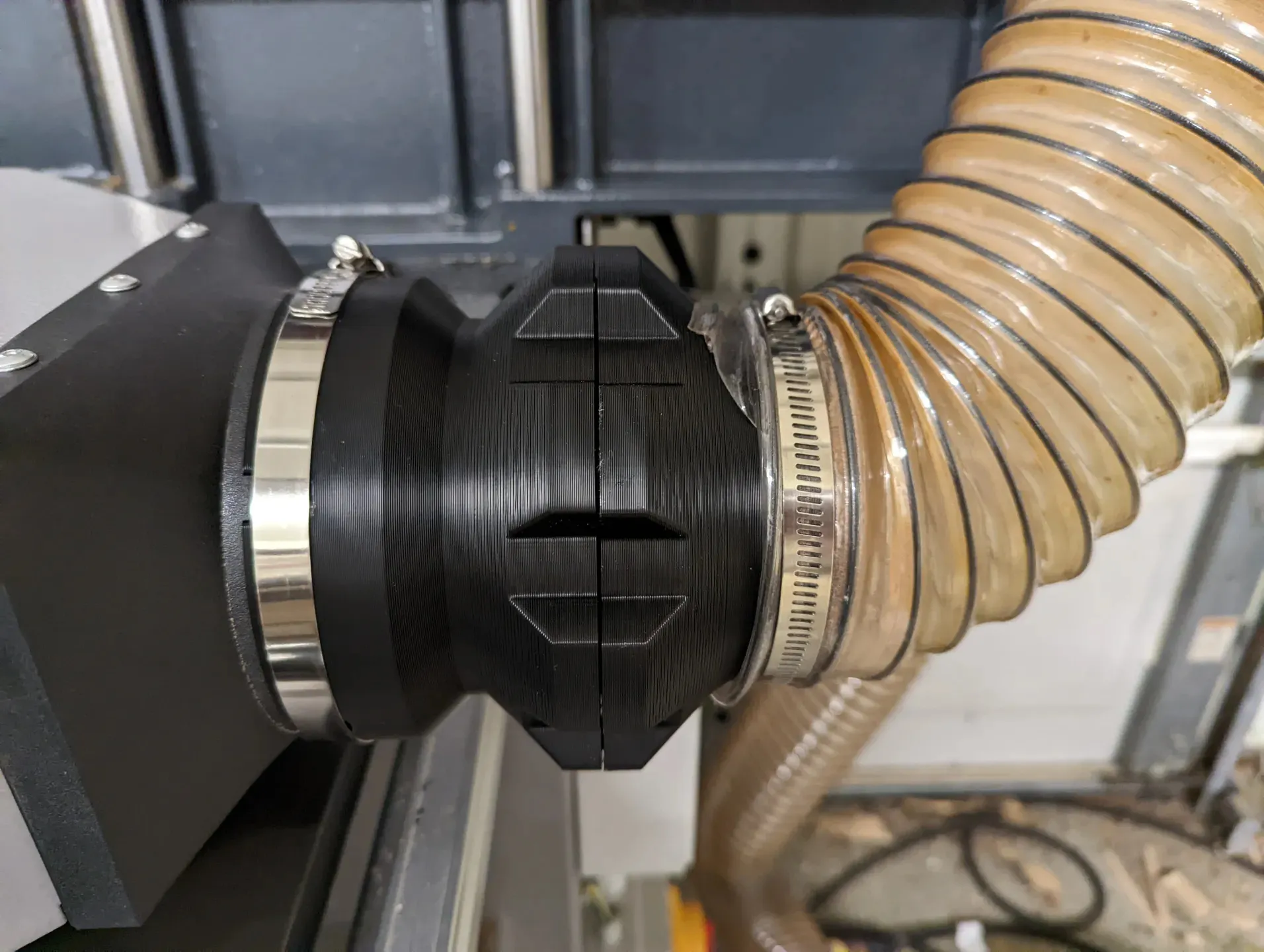 Bộ kết nối từ tính cho ống hút bụi trong chế tác gỗ