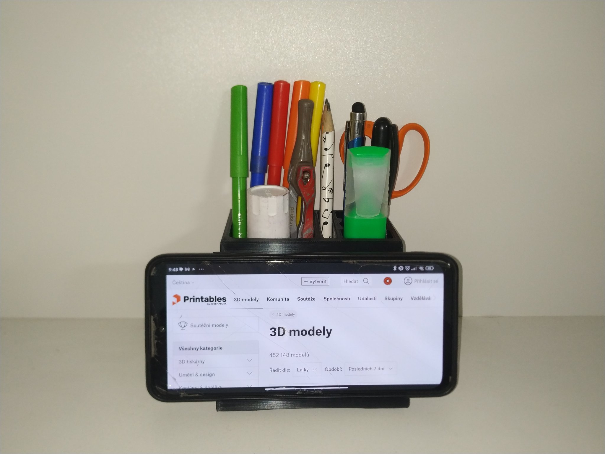 Giá đỡ điện thoại và tổ chức bàn làm việc độc đáo