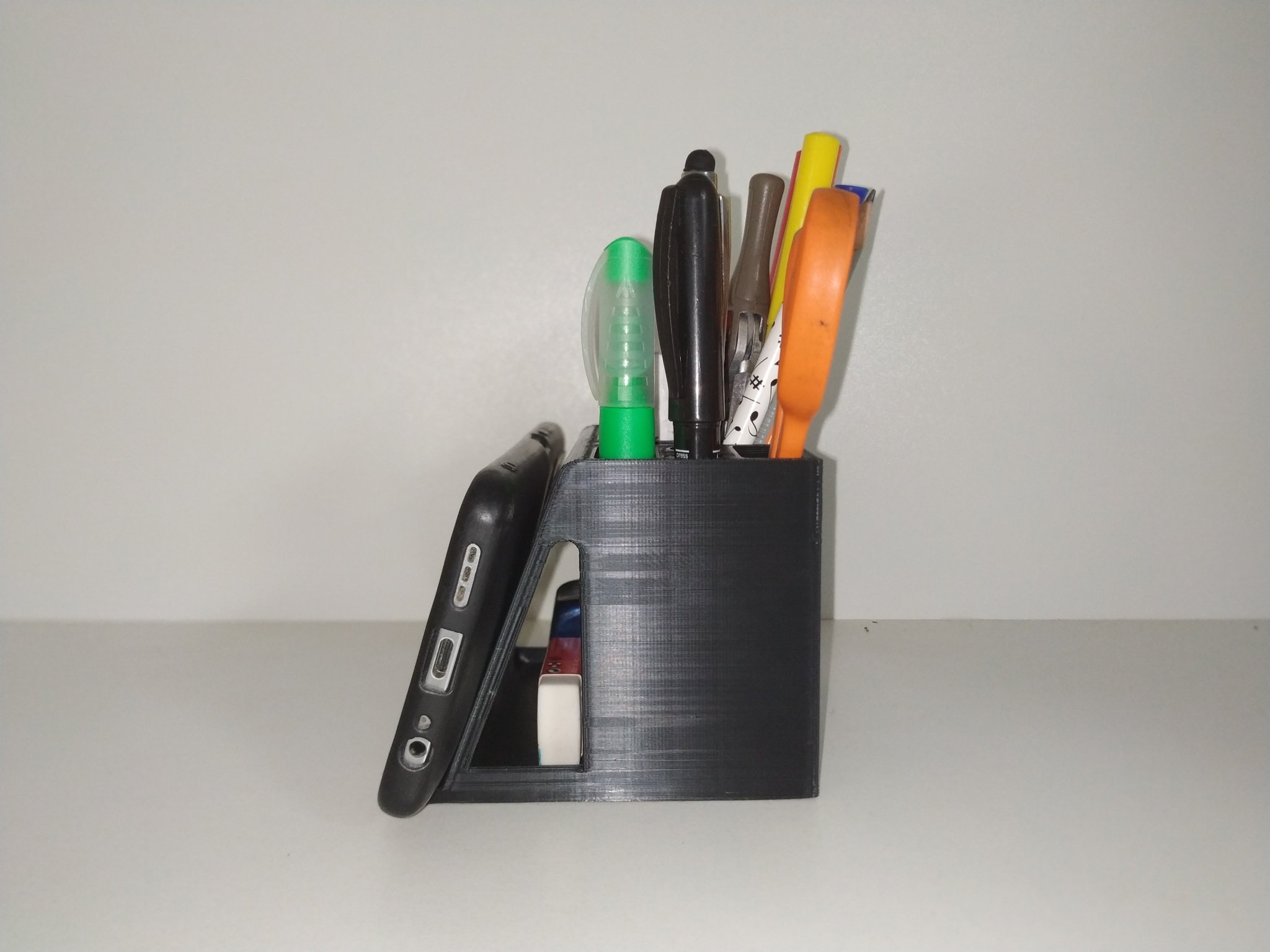 Giá đỡ điện thoại và tổ chức bàn làm việc độc đáo