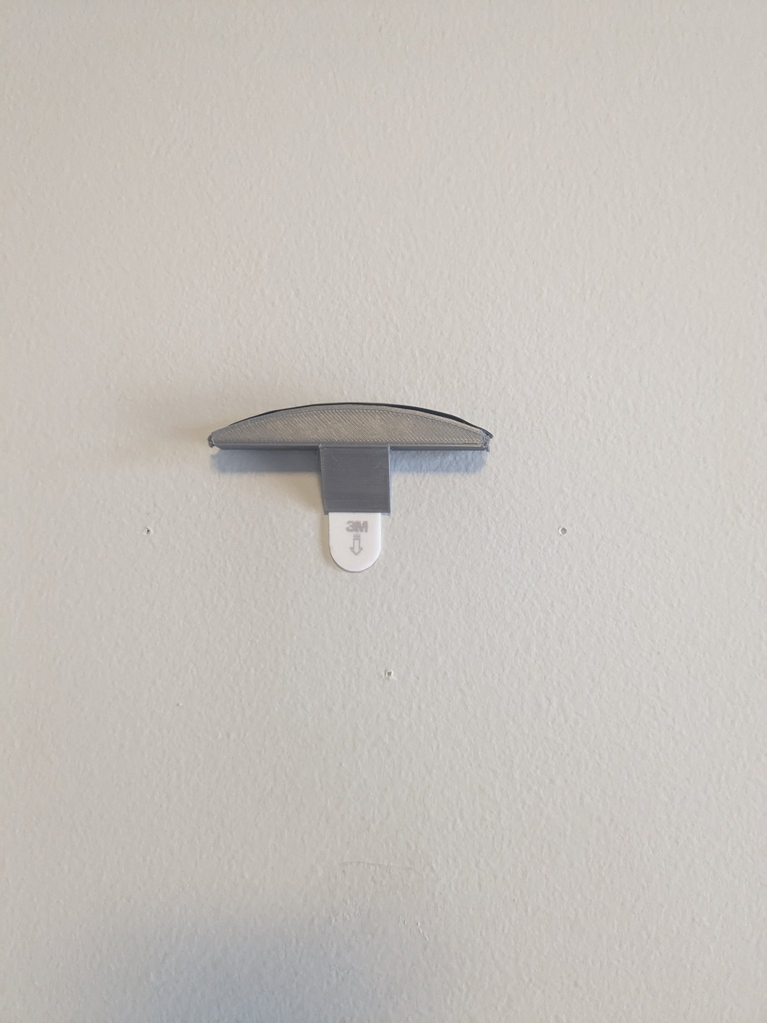 Giá treo đĩa Disc Golf trên tường bằng băng dính mini