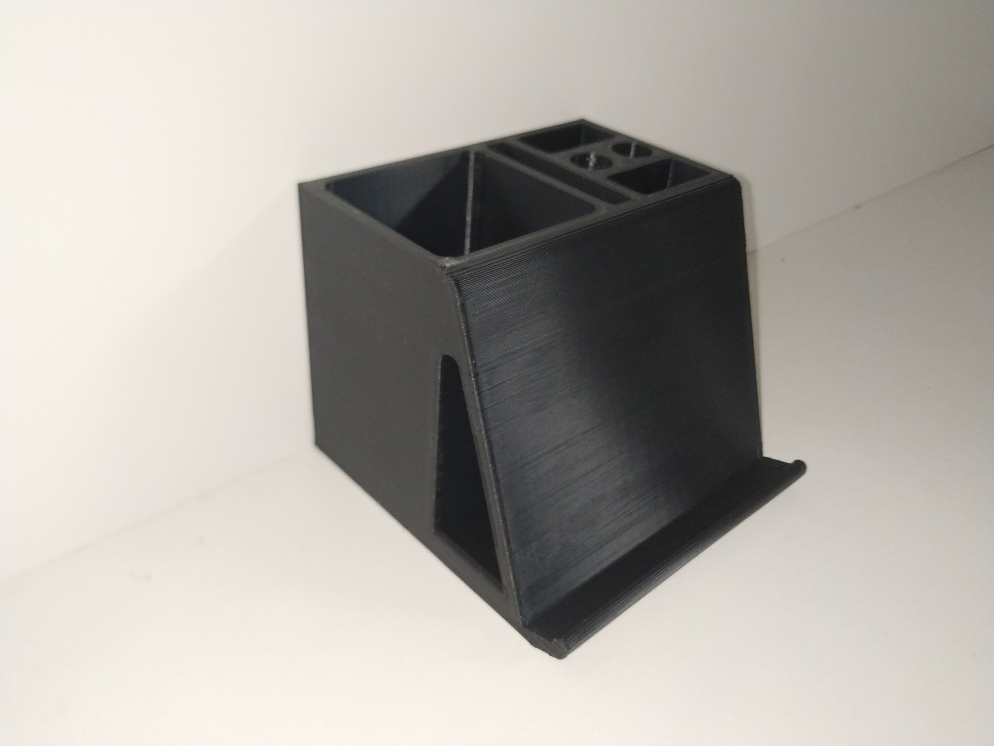 Giá đỡ điện thoại và tổ chức bàn làm việc độc đáo