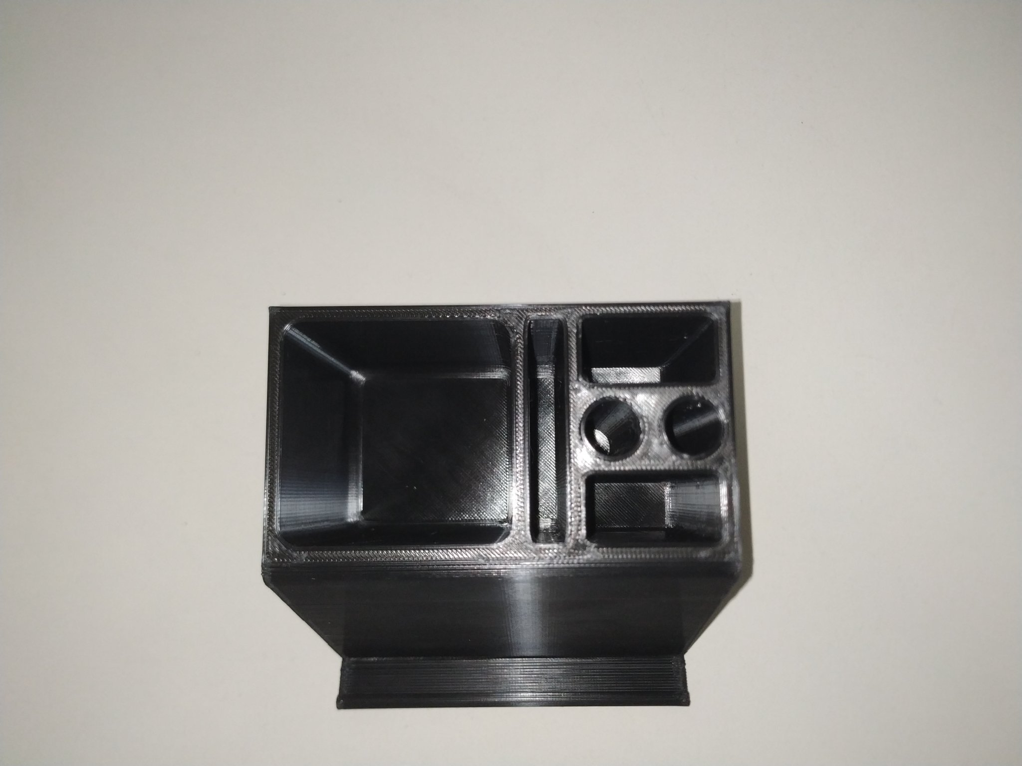 Giá đỡ điện thoại và tổ chức bàn làm việc độc đáo