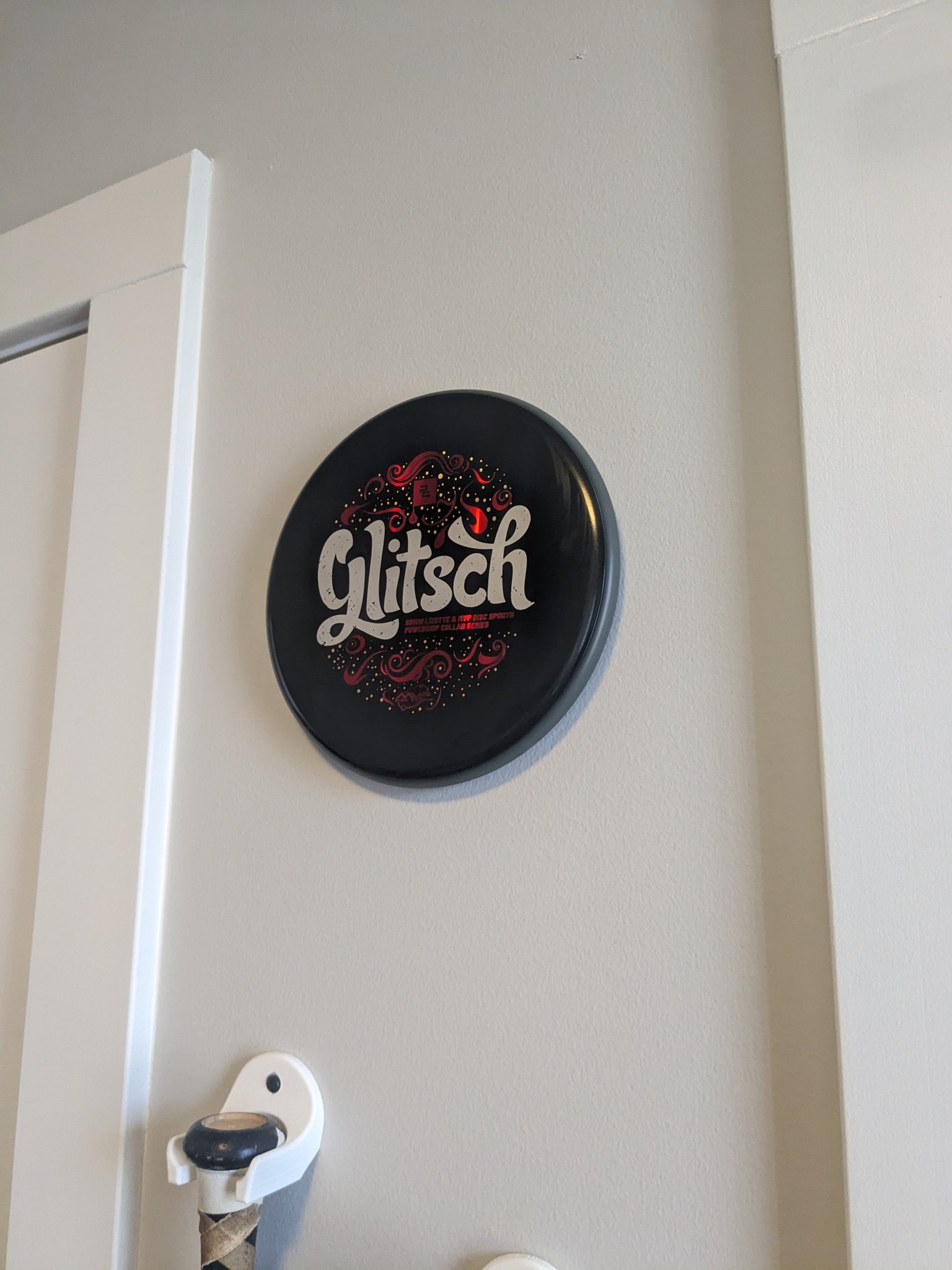 Giá treo đĩa Disc Golf trên tường bằng băng dính mini