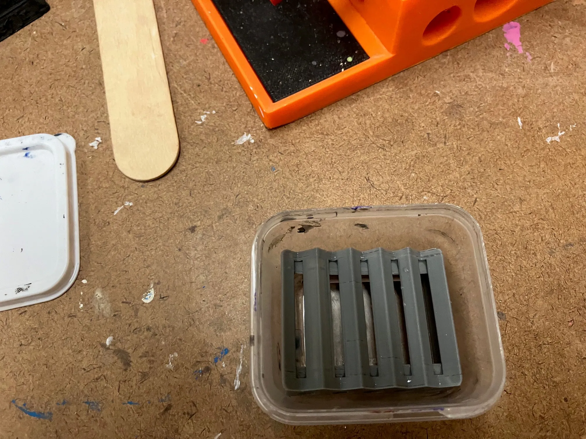 Giá đỡ làm sạch chổi cho hộp chứa đồ