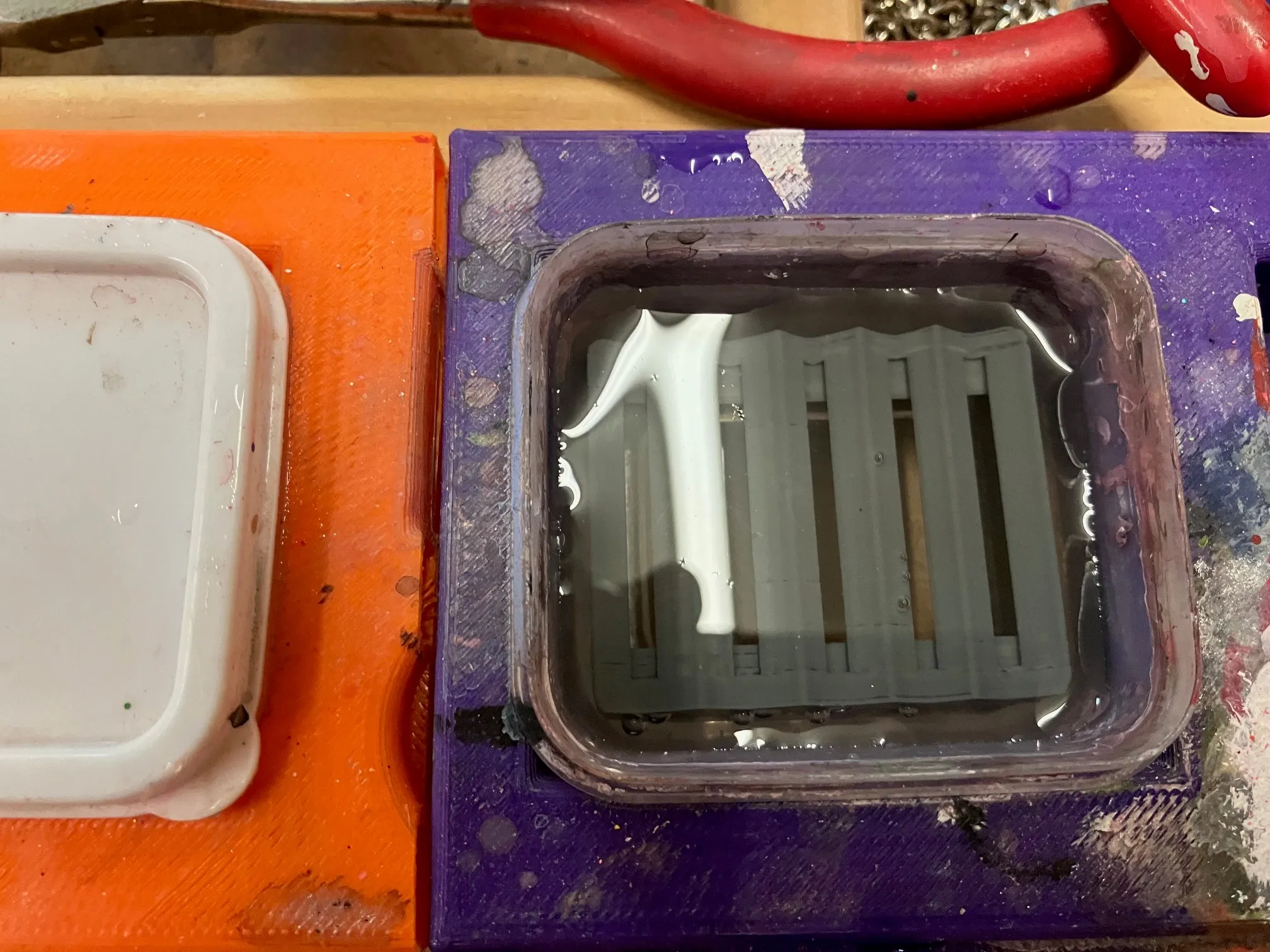 Giá đỡ làm sạch chổi cho hộp chứa đồ