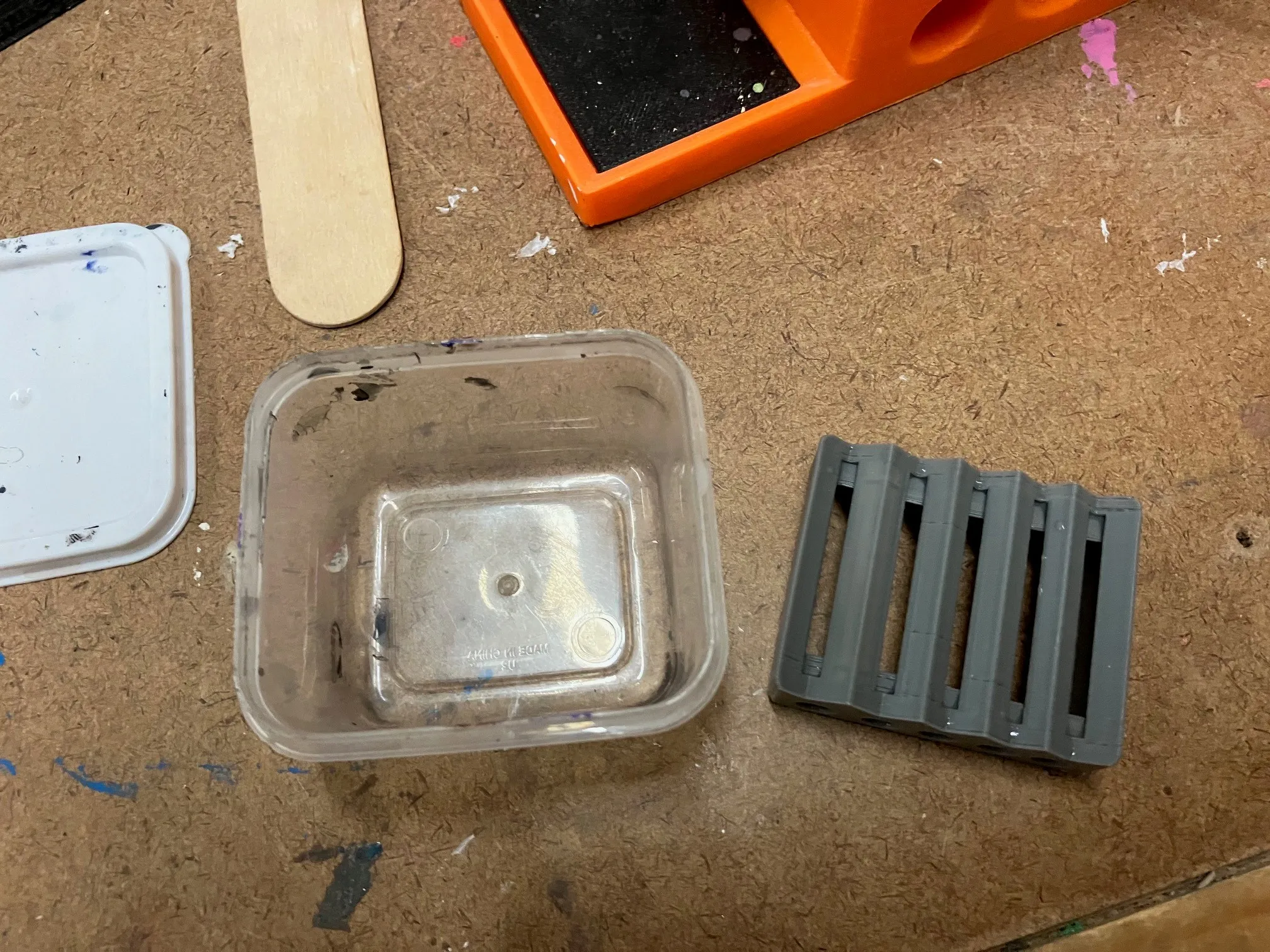 Giá đỡ làm sạch chổi cho hộp chứa đồ