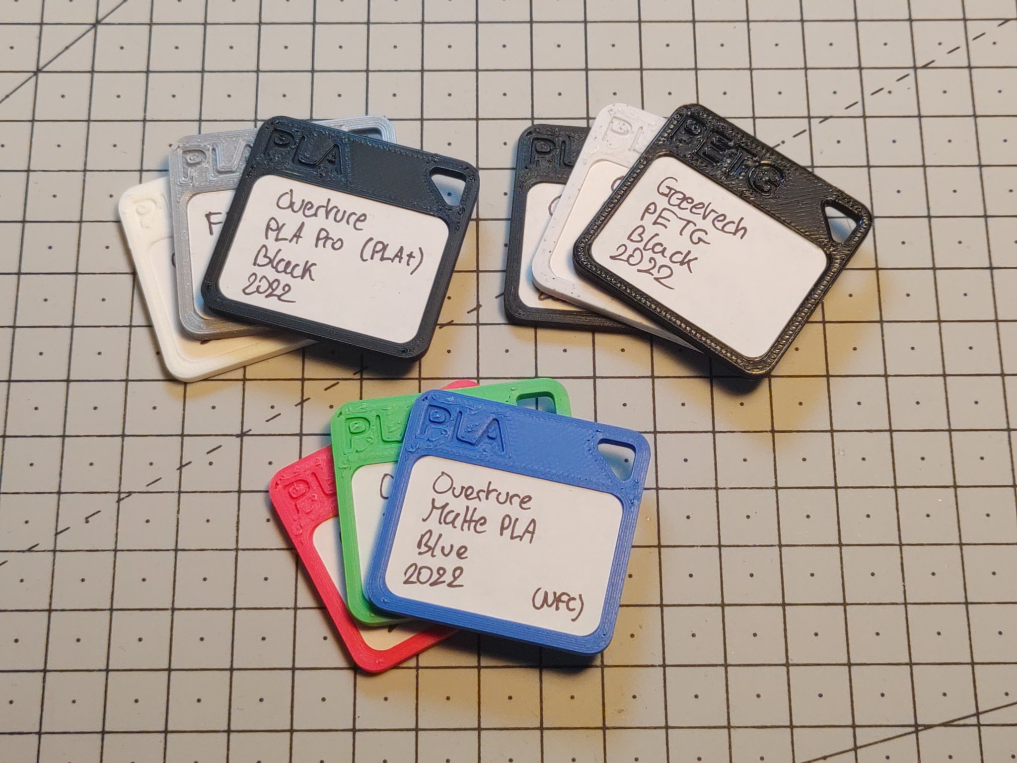 Mẫu màu filament với nhãn 24 × 35 mm