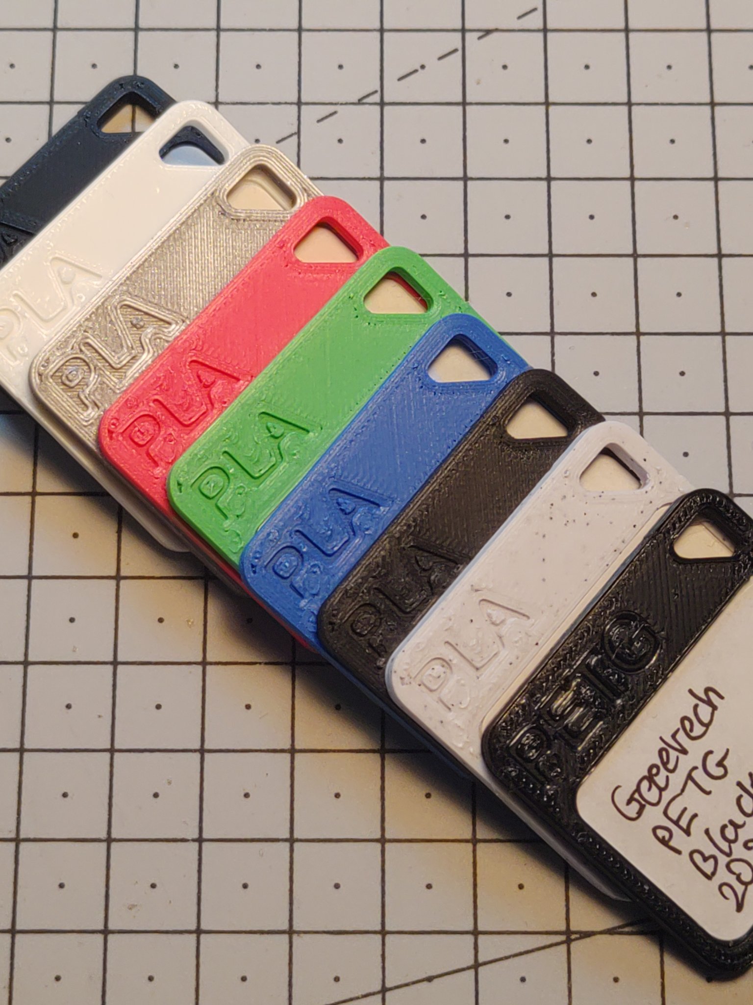 Mẫu màu filament với nhãn 24 × 35 mm