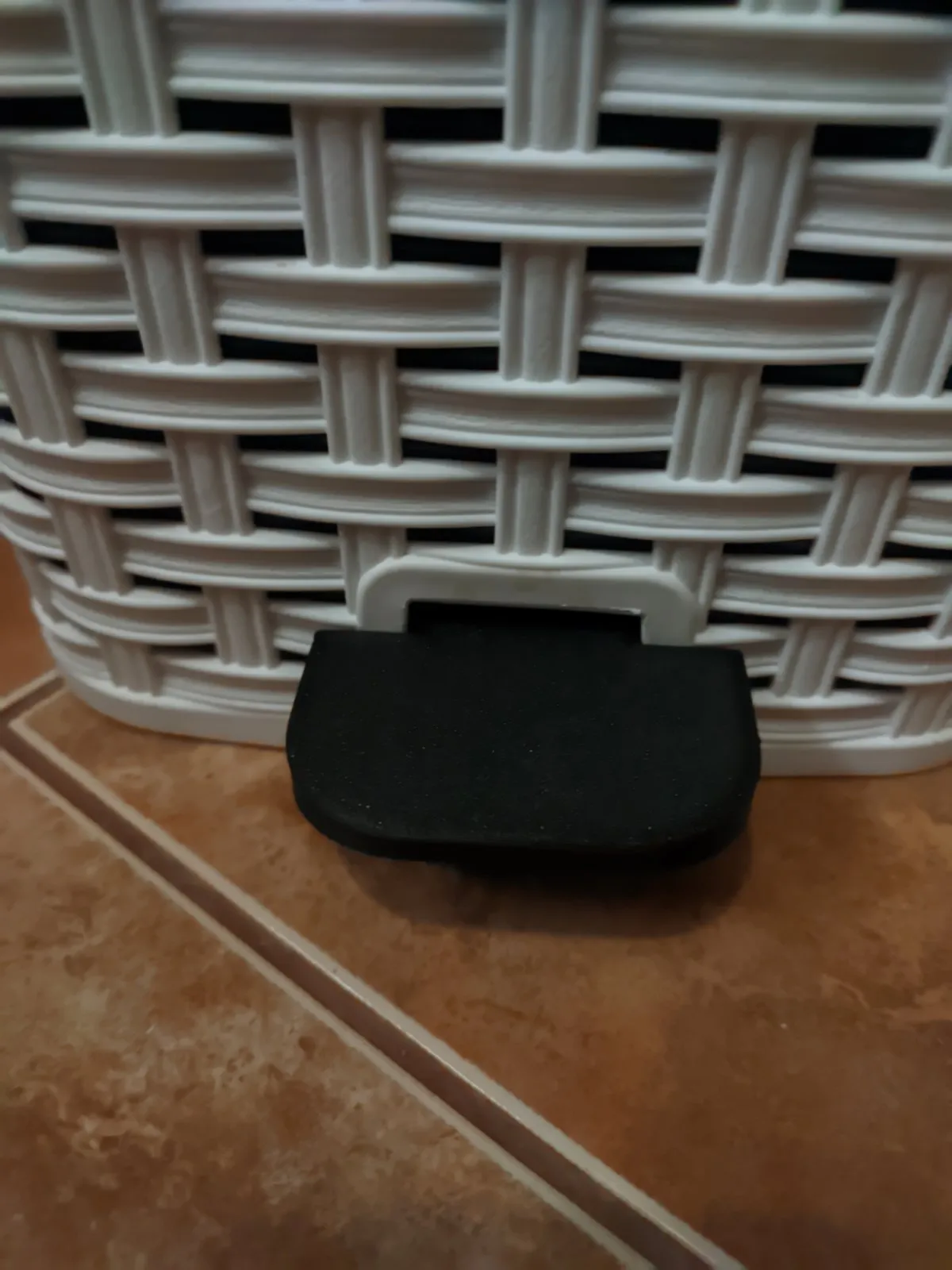 Chân thay thế cho thùng rác