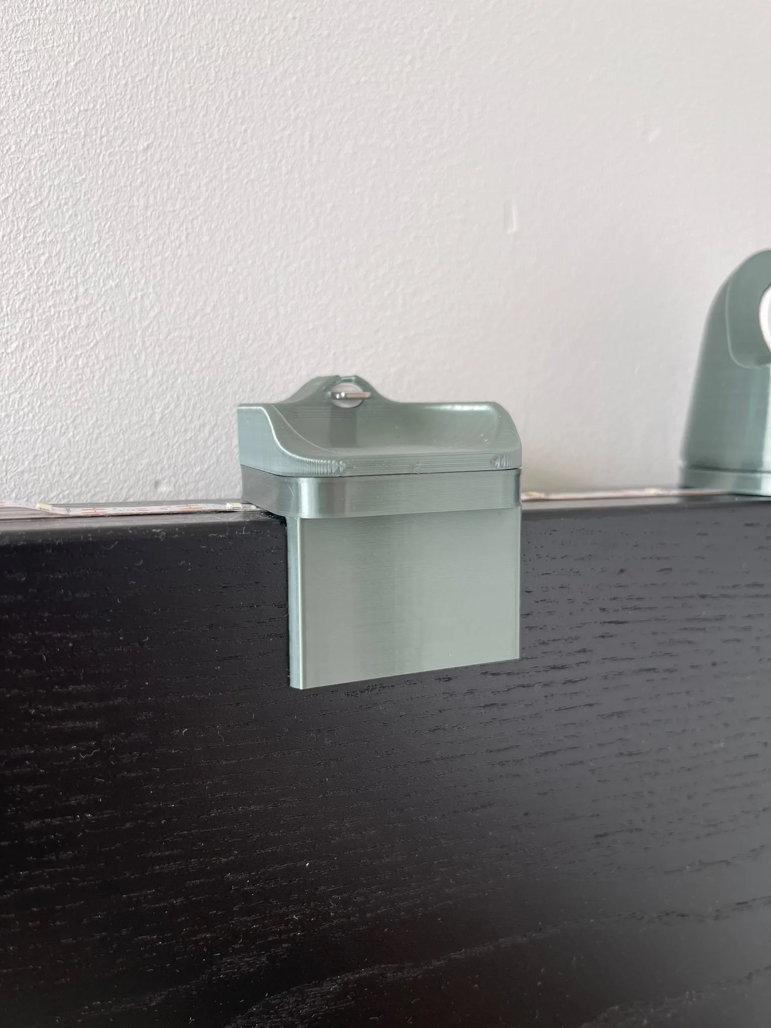 Giá đỡ Airpods cho giường Malm của IKEA