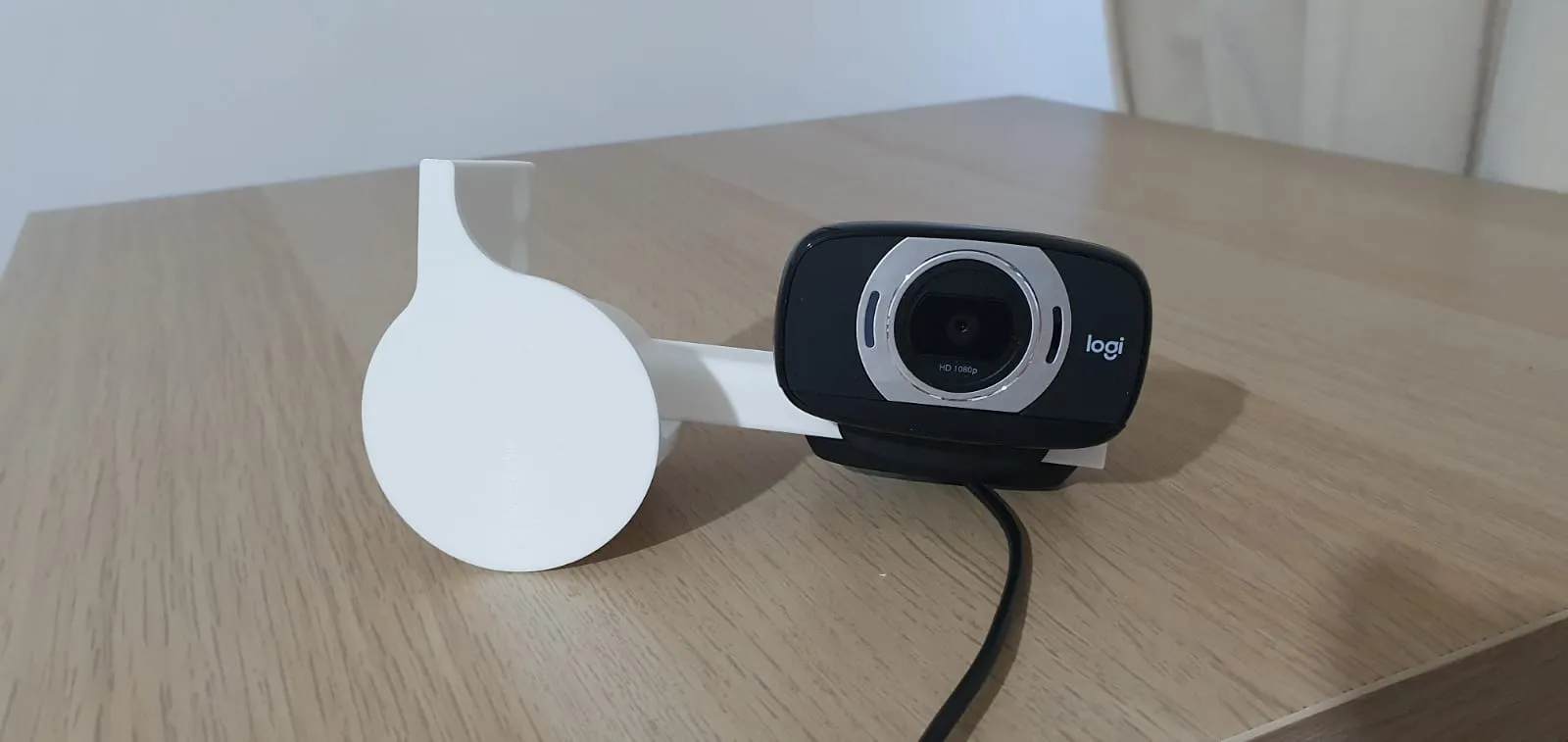 Giá đỡ webcam ẩn sau màn hình Logitech C615