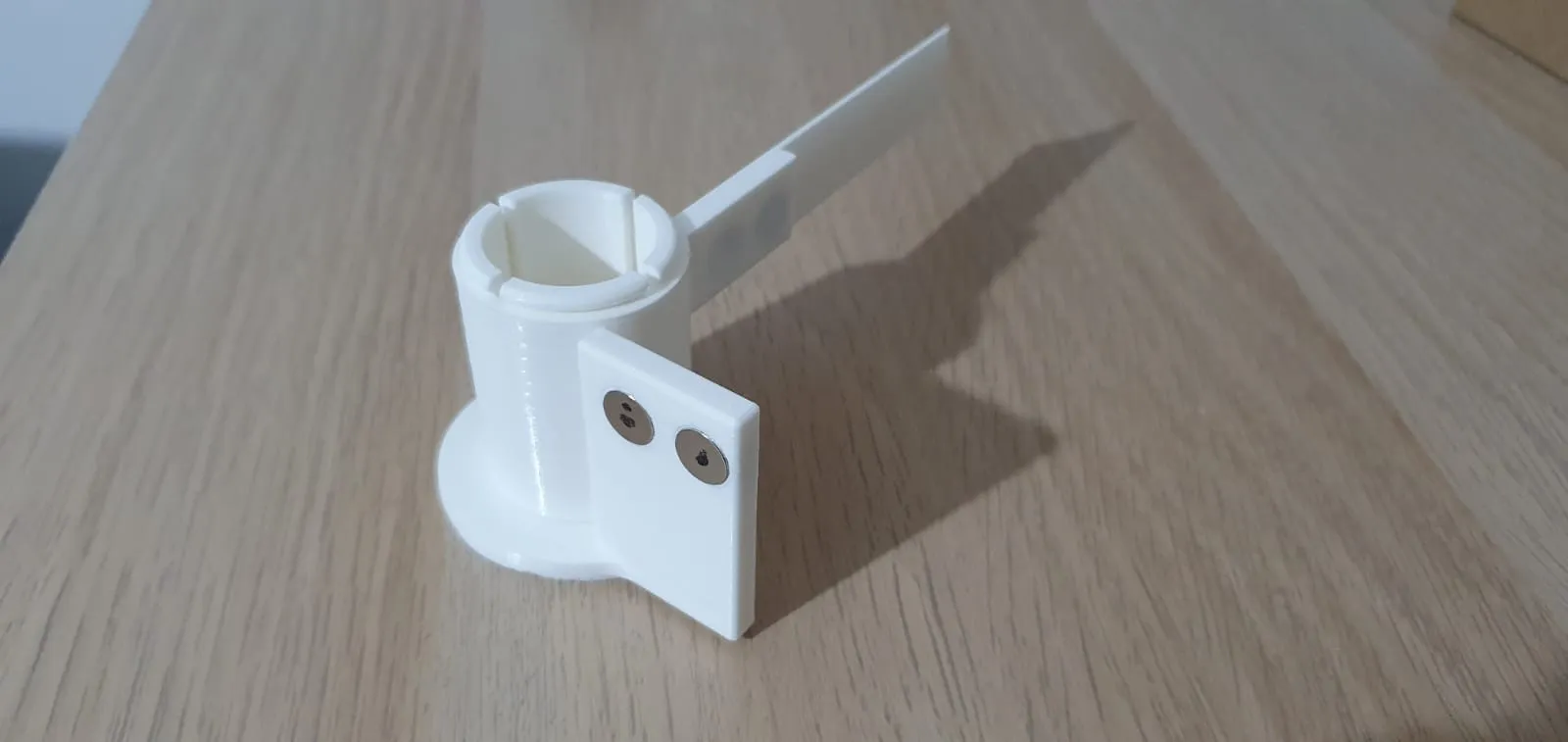 Giá đỡ webcam ẩn sau màn hình Logitech C615