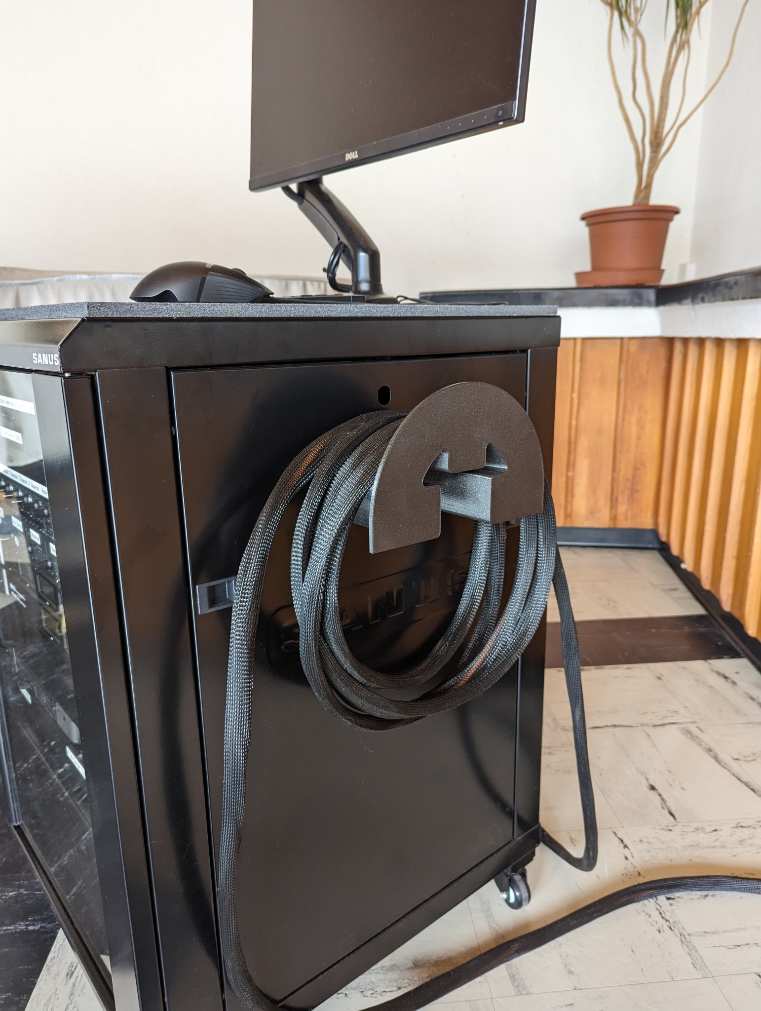 Giá đỡ cuộn dây điện treo tường tiện lợi