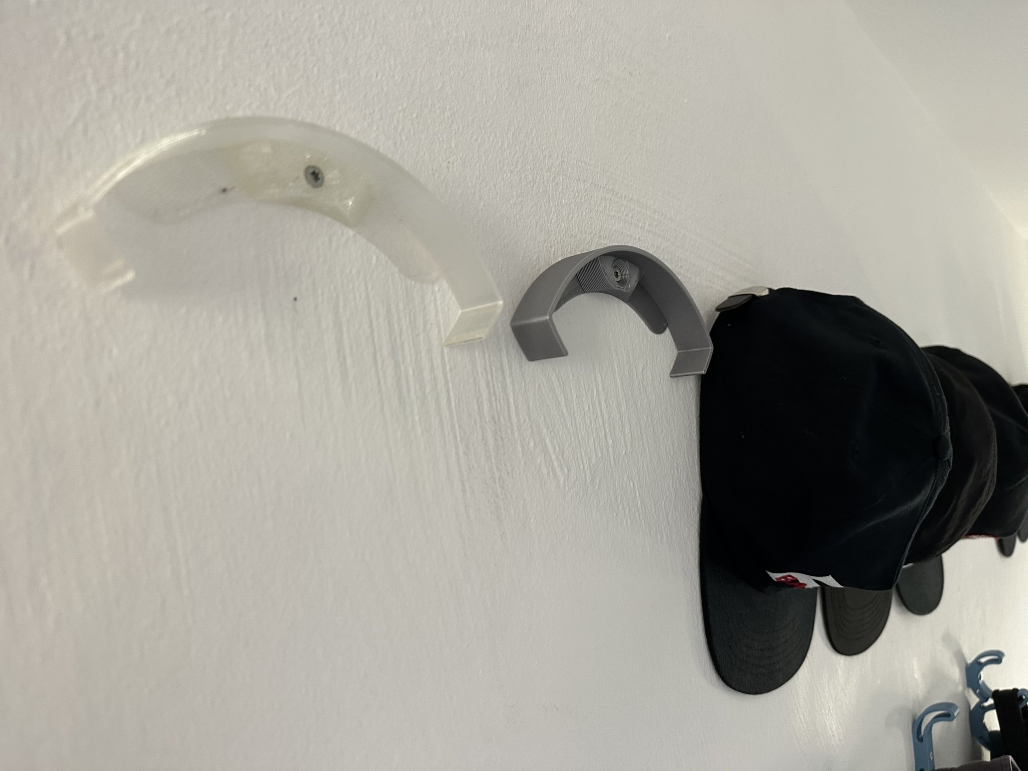 Giá treo mũ CapHanger gắn tường giữ dáng mũ