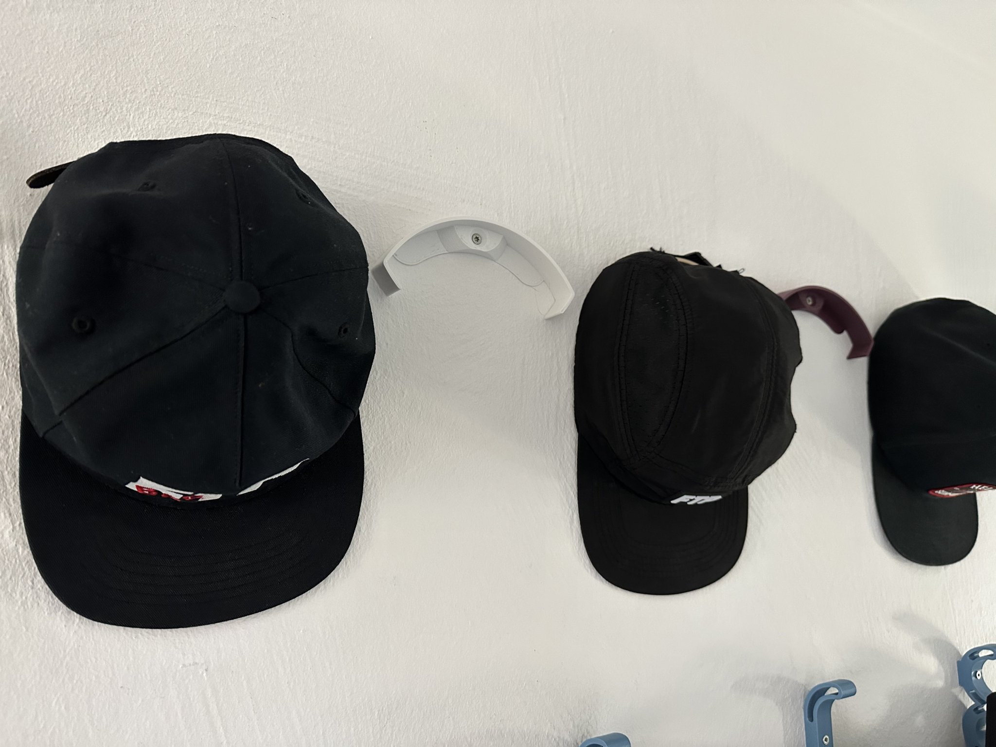 Giá treo mũ CapHanger gắn tường giữ dáng mũ