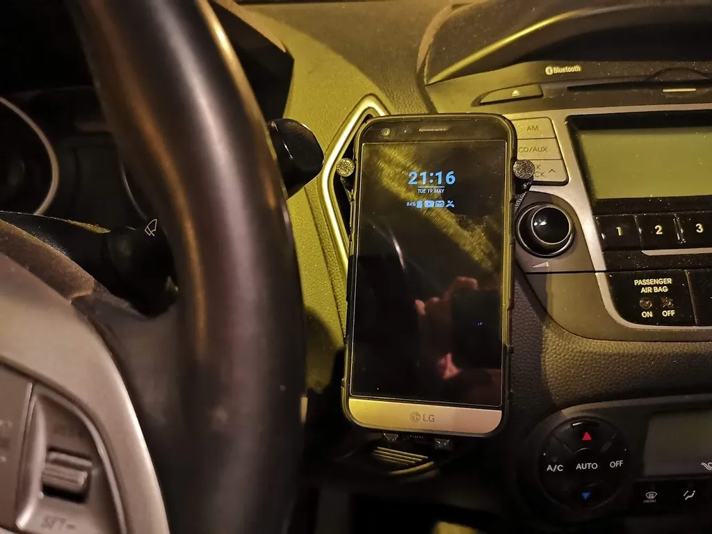 Giá Đỡ Điện Thoại Trọng Lực V4 Gắn Cửa Gió Ô Tô