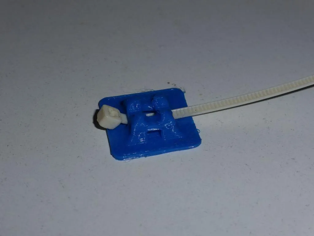 Giá đỡ cáp với băng dính hai mặt và ziptie nhỏ