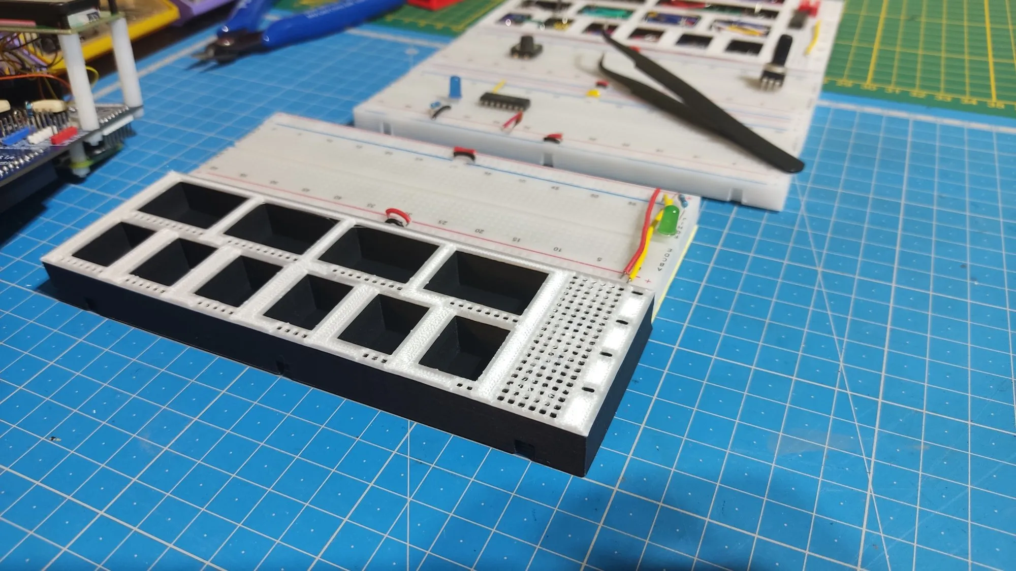 Khay chứa dây dẫn theo kích thước cho bảng mạch breadboard