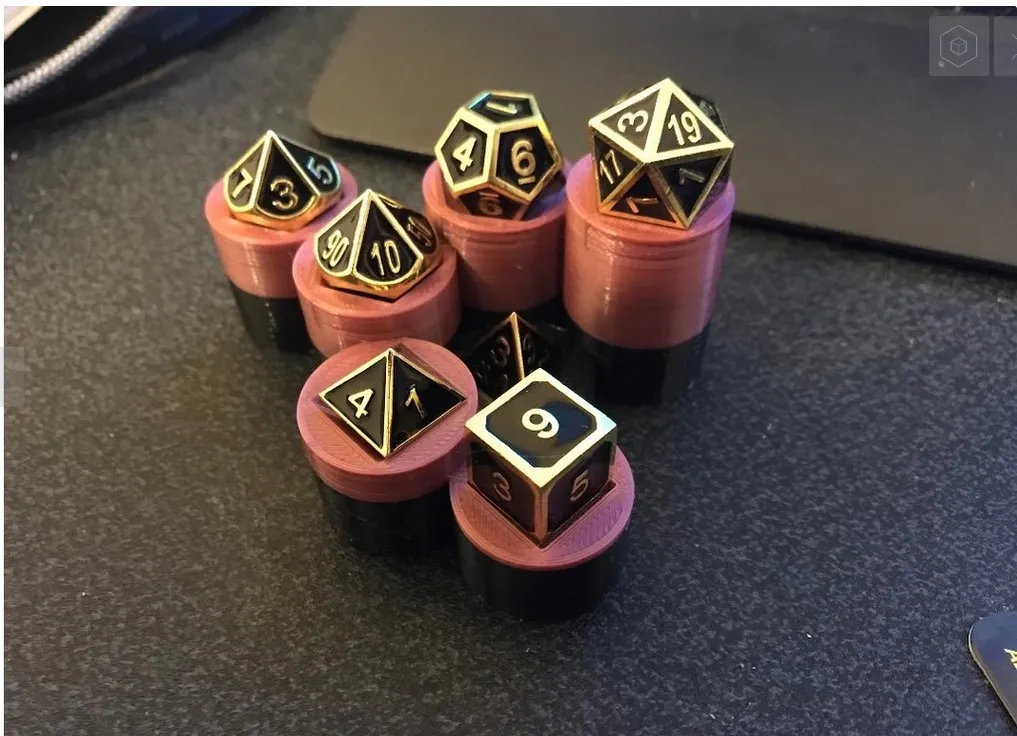 Giá đỡ bộ xúc xắc trang trí cho bàn làm việc