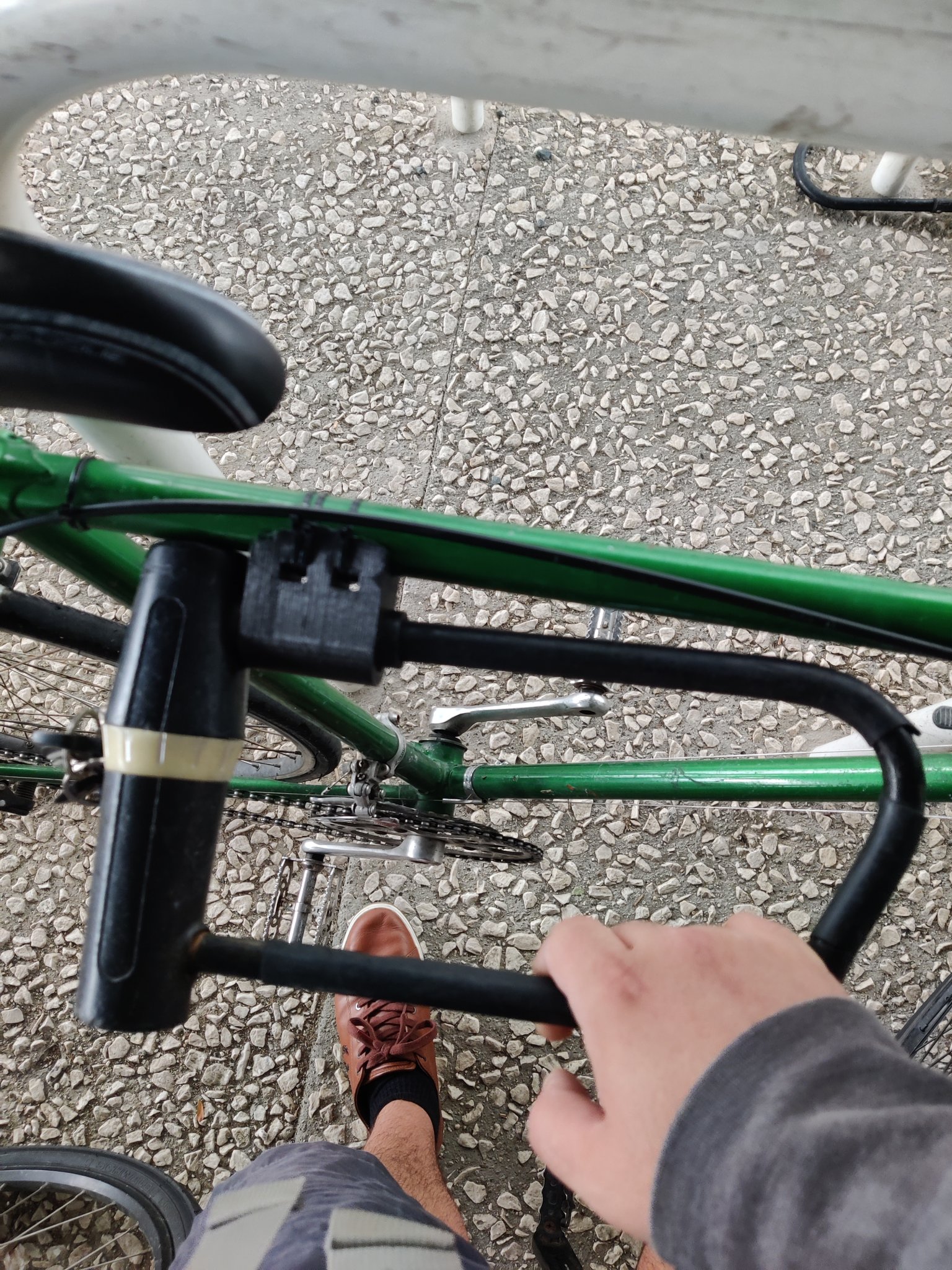 Giá đỡ khóa xe đạp Decathlon gắn khung xe