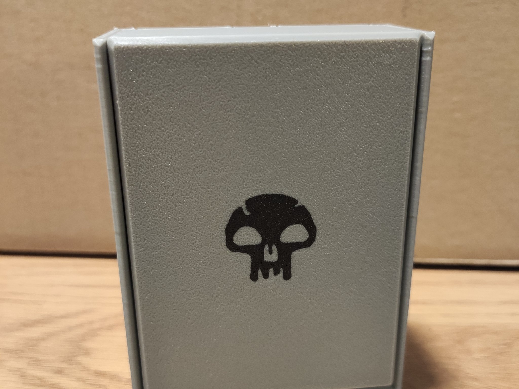 Hộp đựng bài MTG màu đen cho 40 lá bài đã bọc