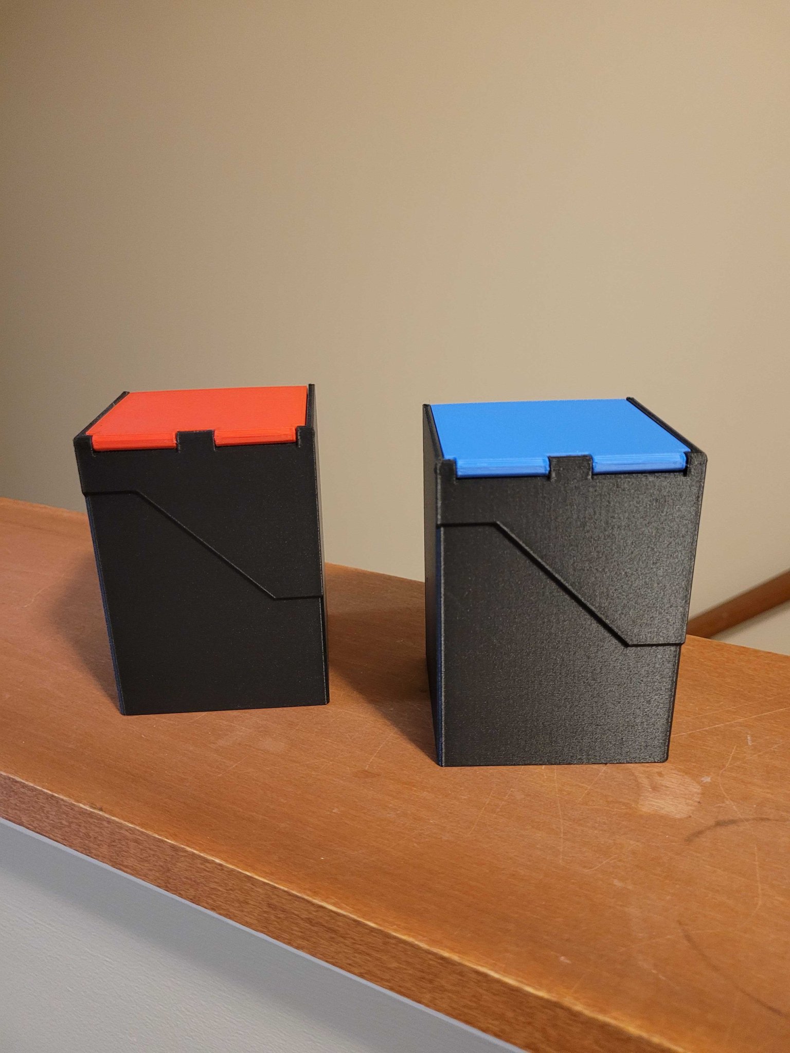 Hộp bài Ultimate v4 với nắp bản lề và cơ chế từ tính